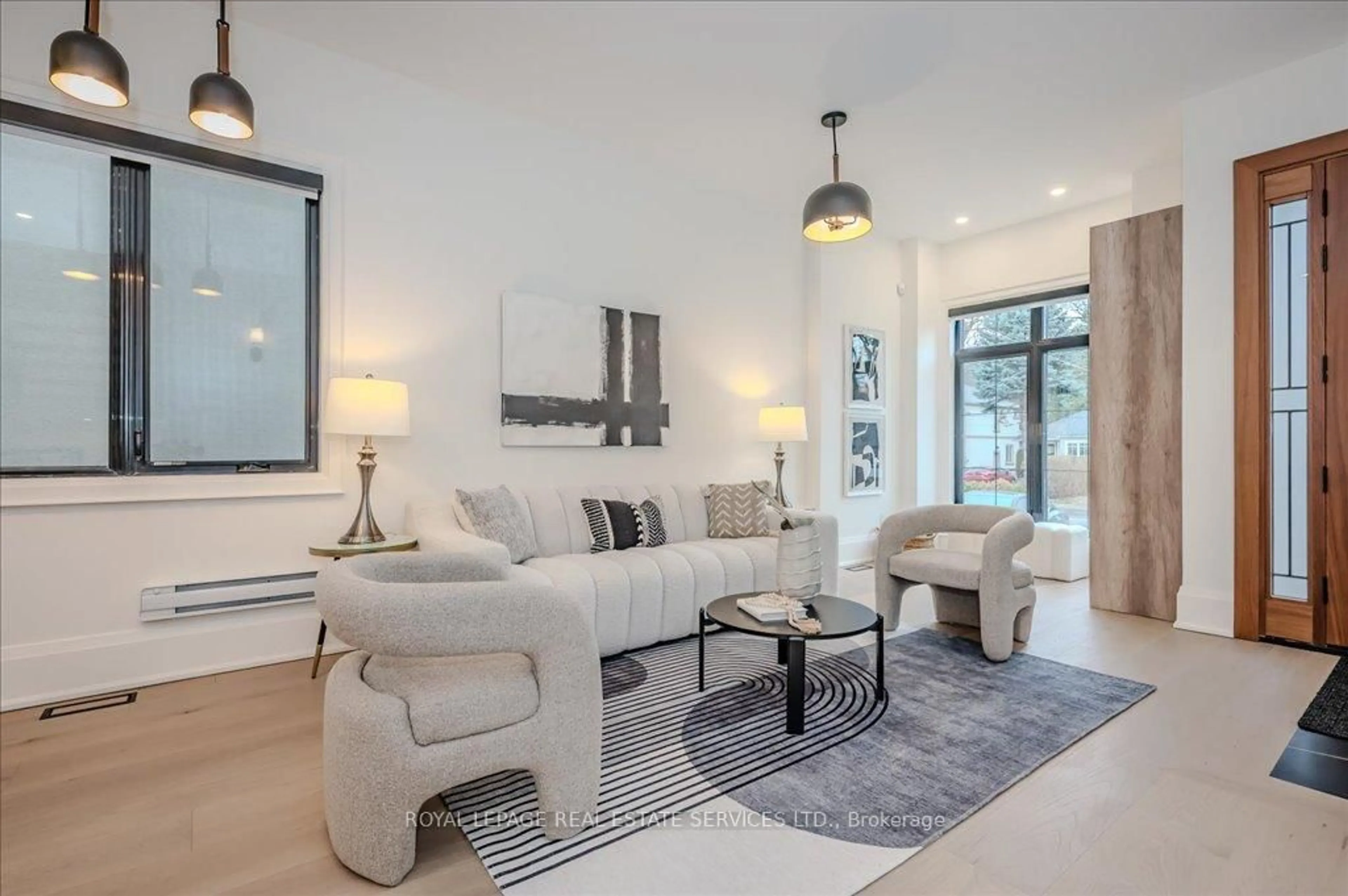 Living room with furniture, unknown for 78 South Kingsway N/A, Toronto Ontario M6S 3T3