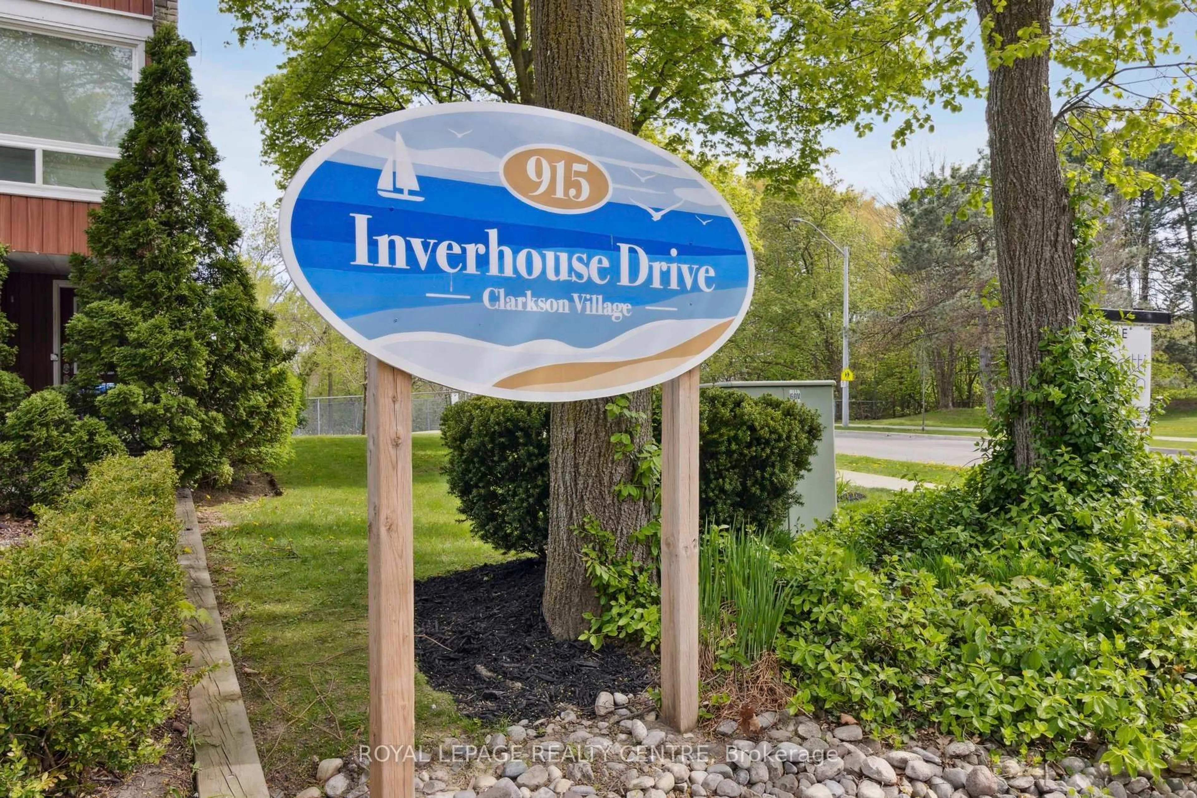 Indoor foyer for 915 Inverhouse Dr #69, Mississauga Ontario L5J 4B2