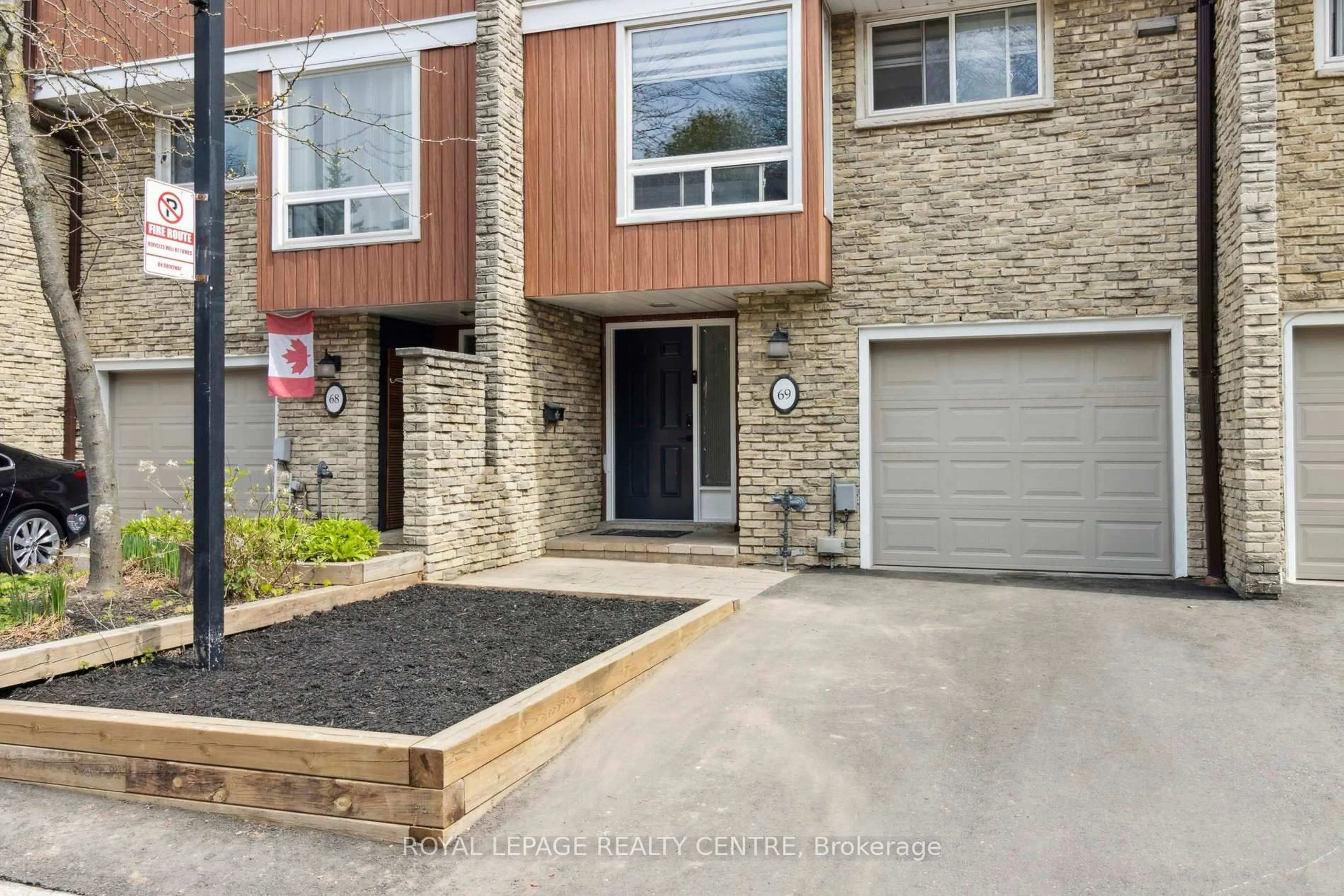 Home with brick exterior material, street for 915 Inverhouse Dr #69, Mississauga Ontario L5J 4B2