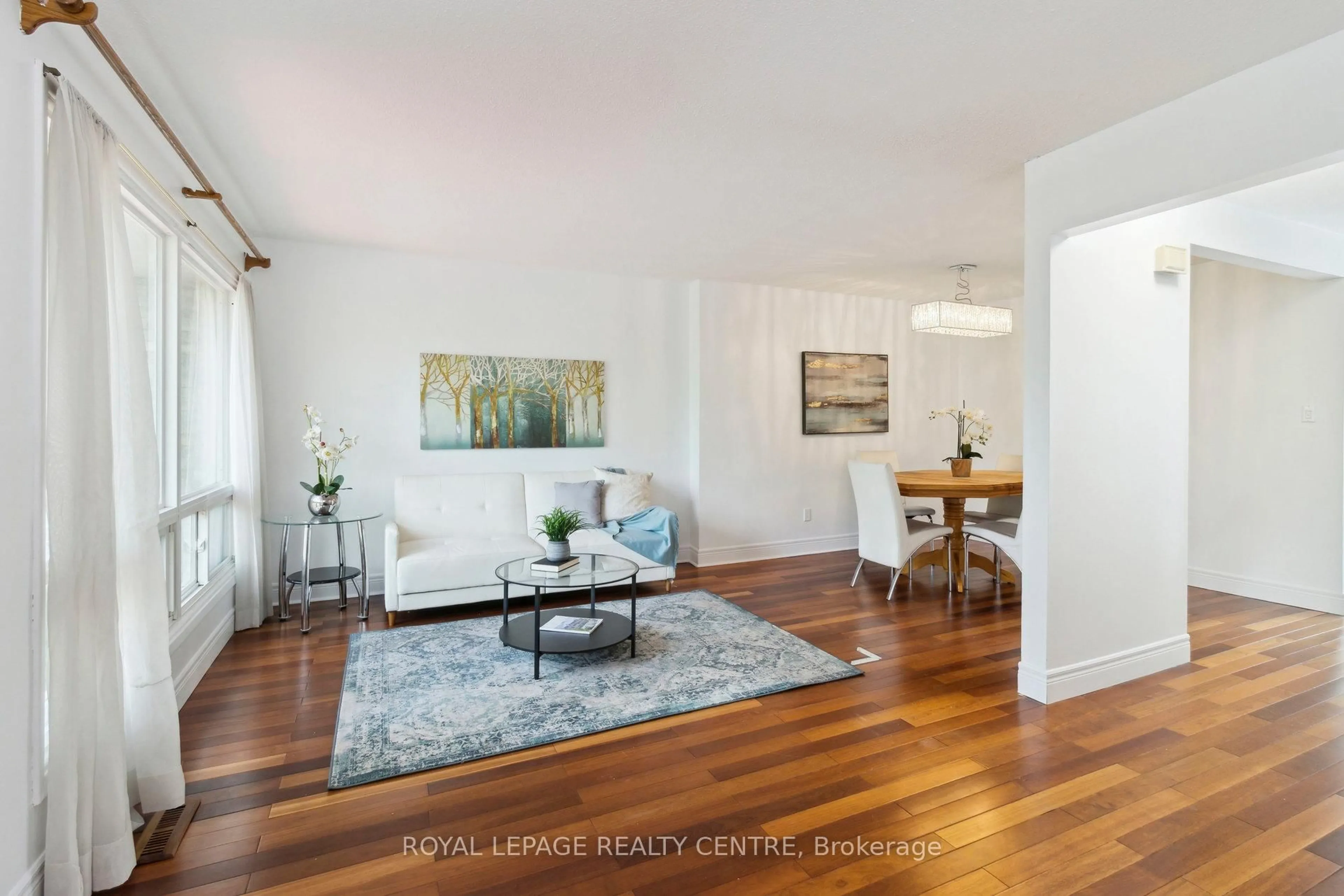 Living room with furniture, wood/laminate floor for 915 Inverhouse Dr #69, Mississauga Ontario L5J 4B2