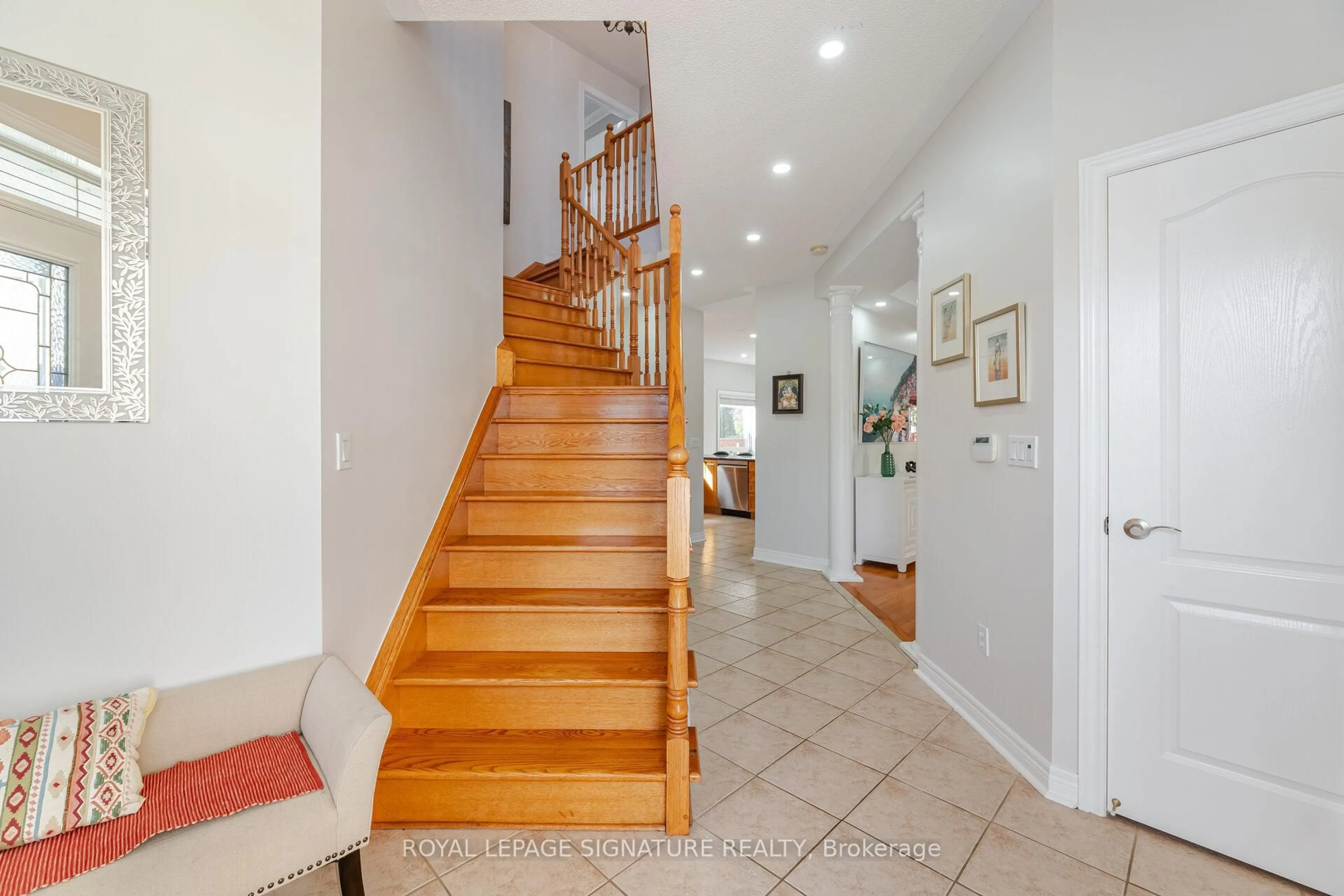 Indoor foyer for 7289 Magistrate Terr, Mississauga Ontario L5W 1H8
