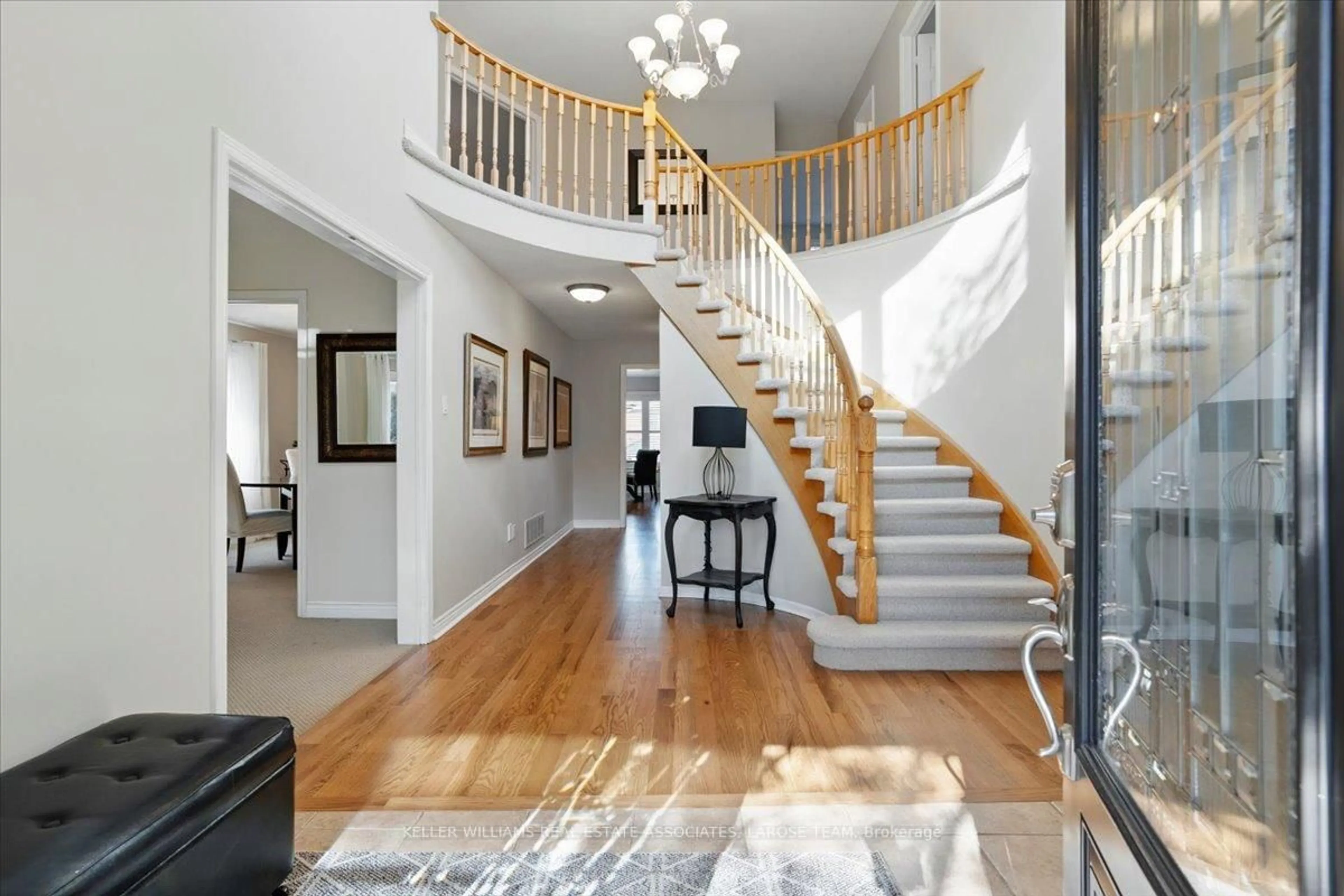 Indoor foyer for 1245 Greeniaus Rd, Oakville Ontario L6J 6Y5