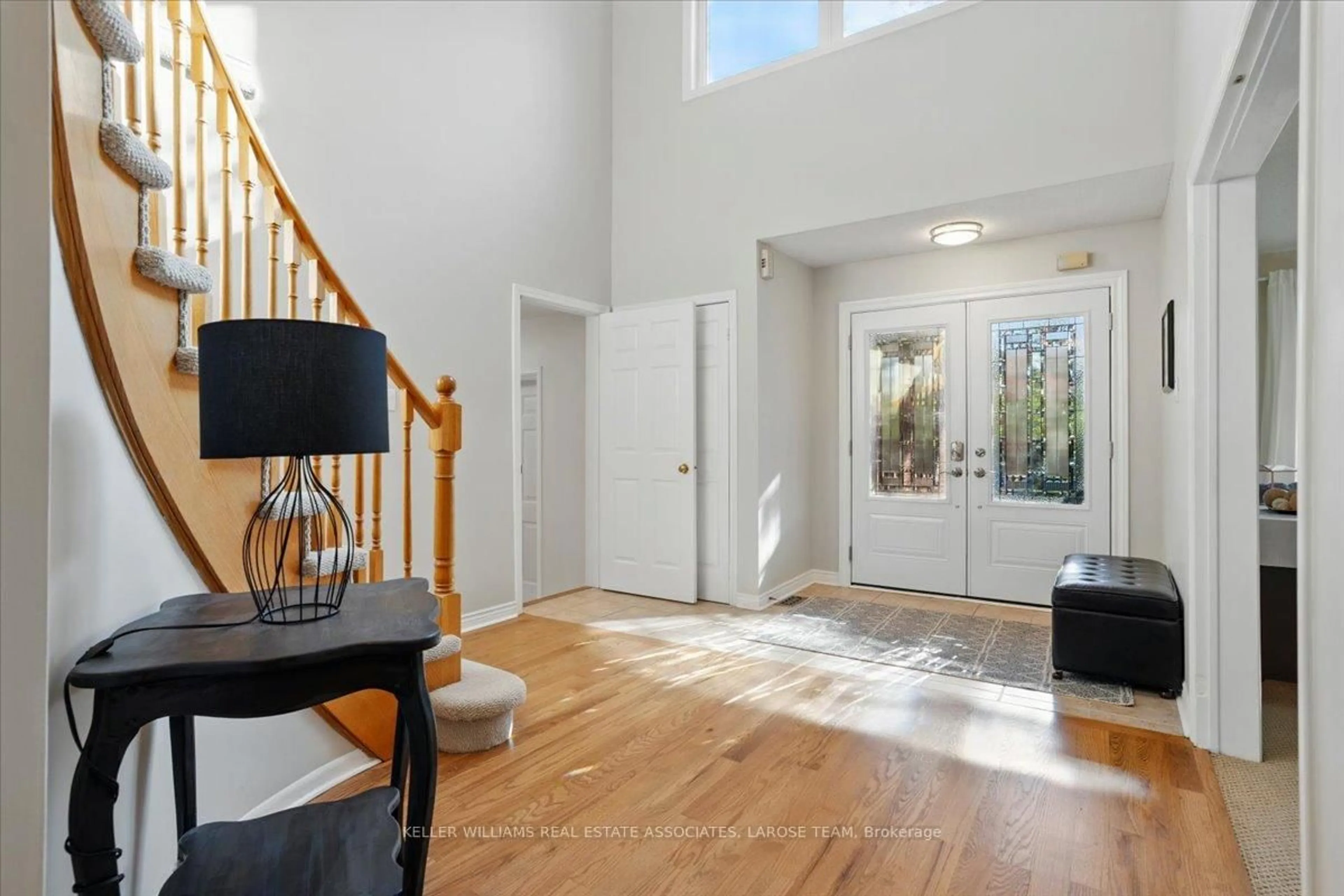 Indoor entryway for 1245 Greeniaus Rd, Oakville Ontario L6J 6Y5