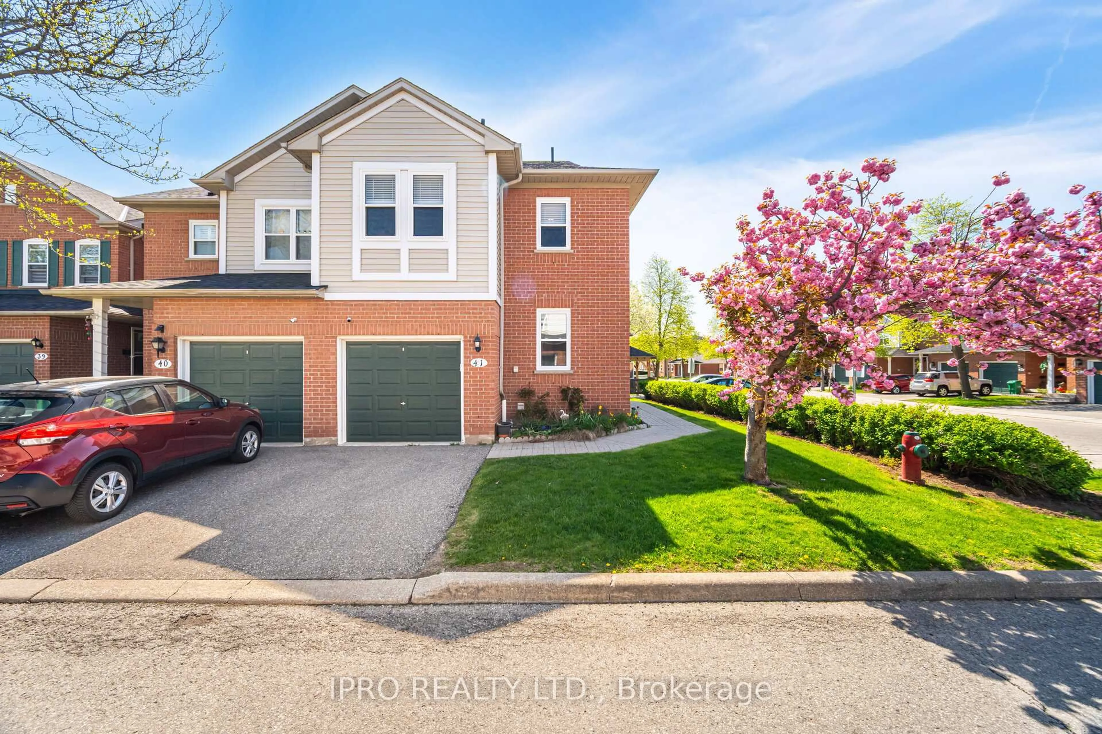 A pic from outside/outdoor area/front of a property/back of a property/a pic from drone, street for 5659 Glen Erin Dr #41, Mississauga Ontario L5M 5P2