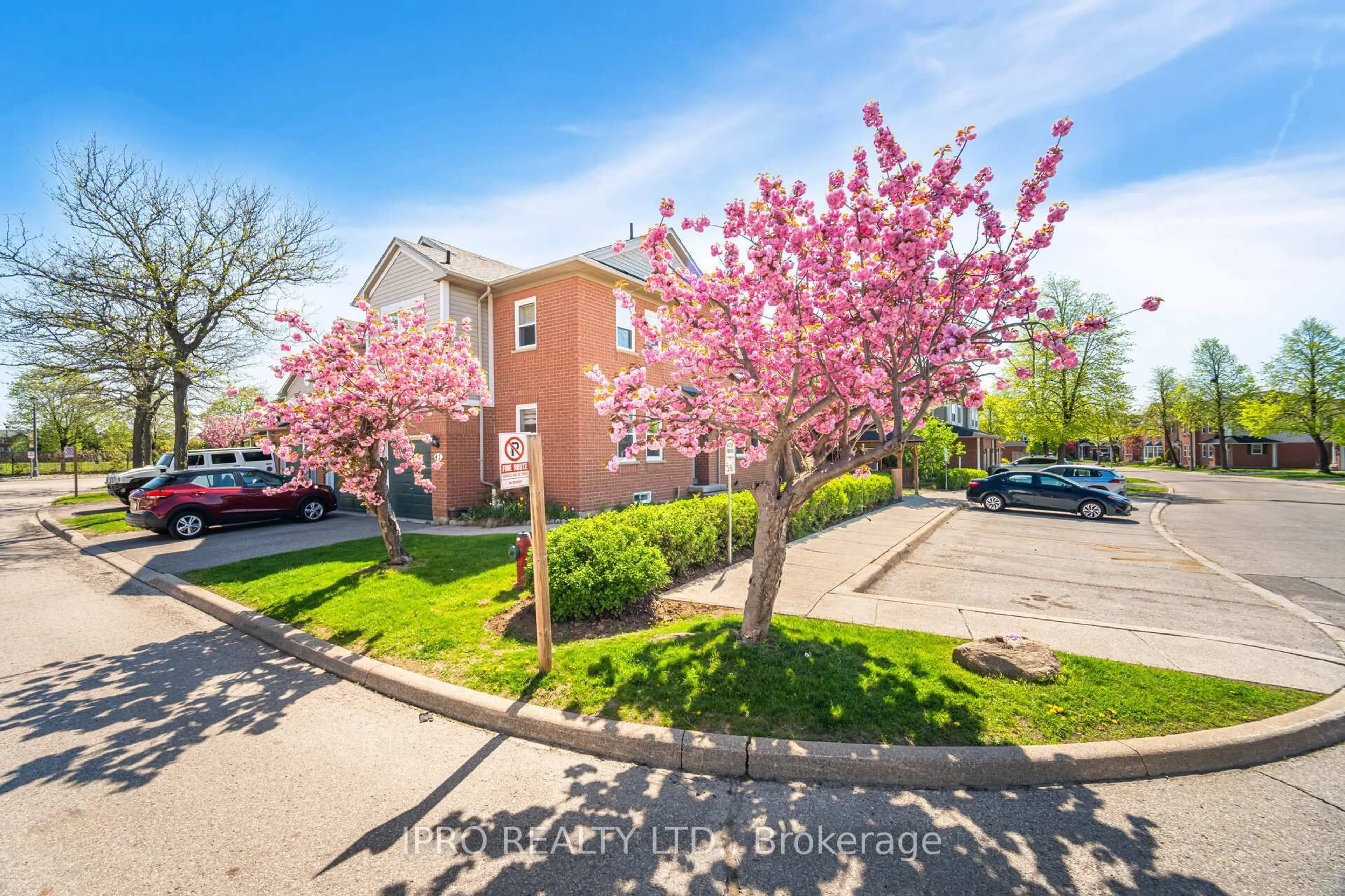 A pic from outside/outdoor area/front of a property/back of a property/a pic from drone, street for 5659 Glen Erin Dr #41, Mississauga Ontario L5M 5P2