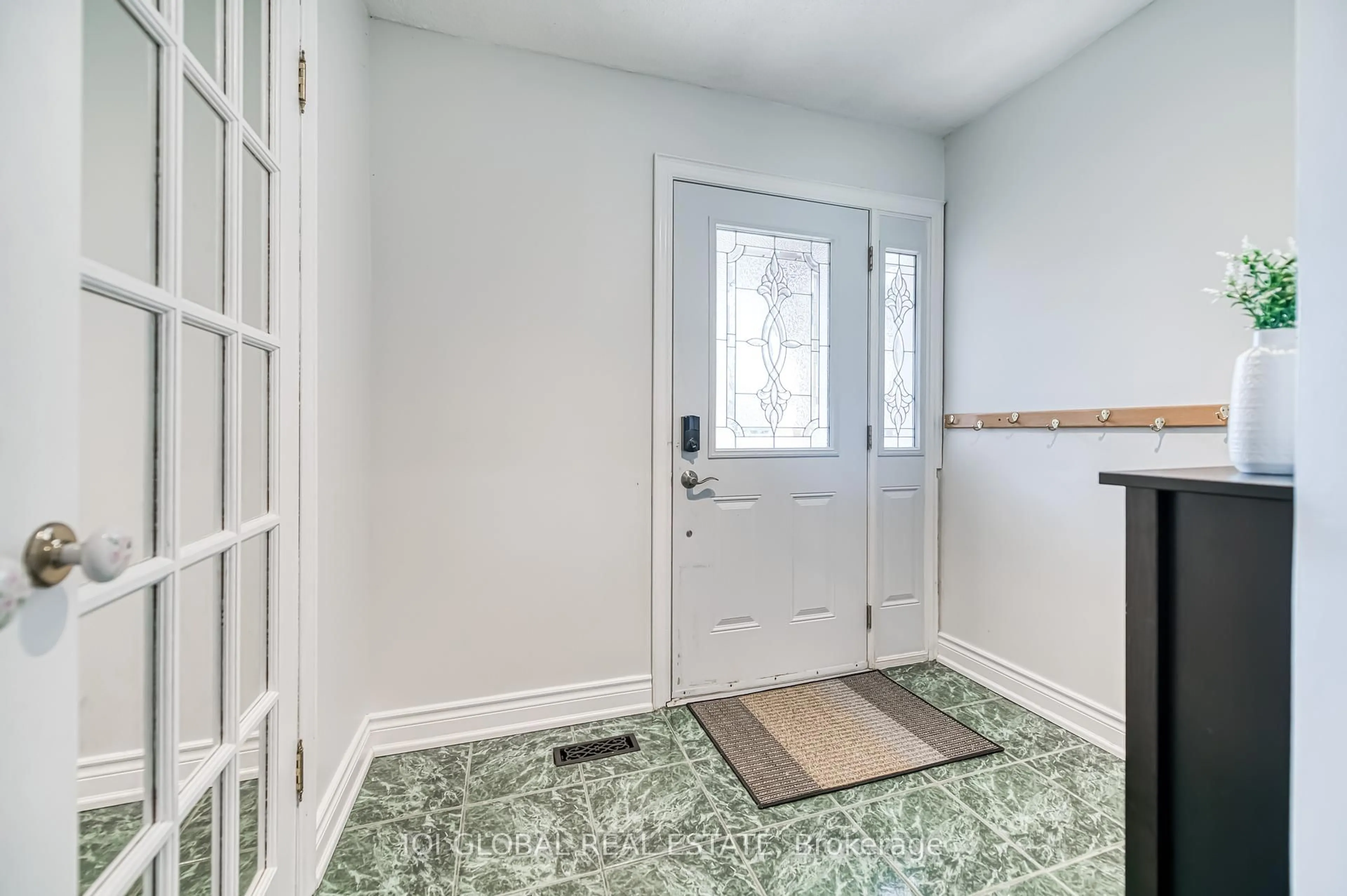 Indoor entryway for 7032 Tamar Mews, Mississauga Ontario L5N 3S2