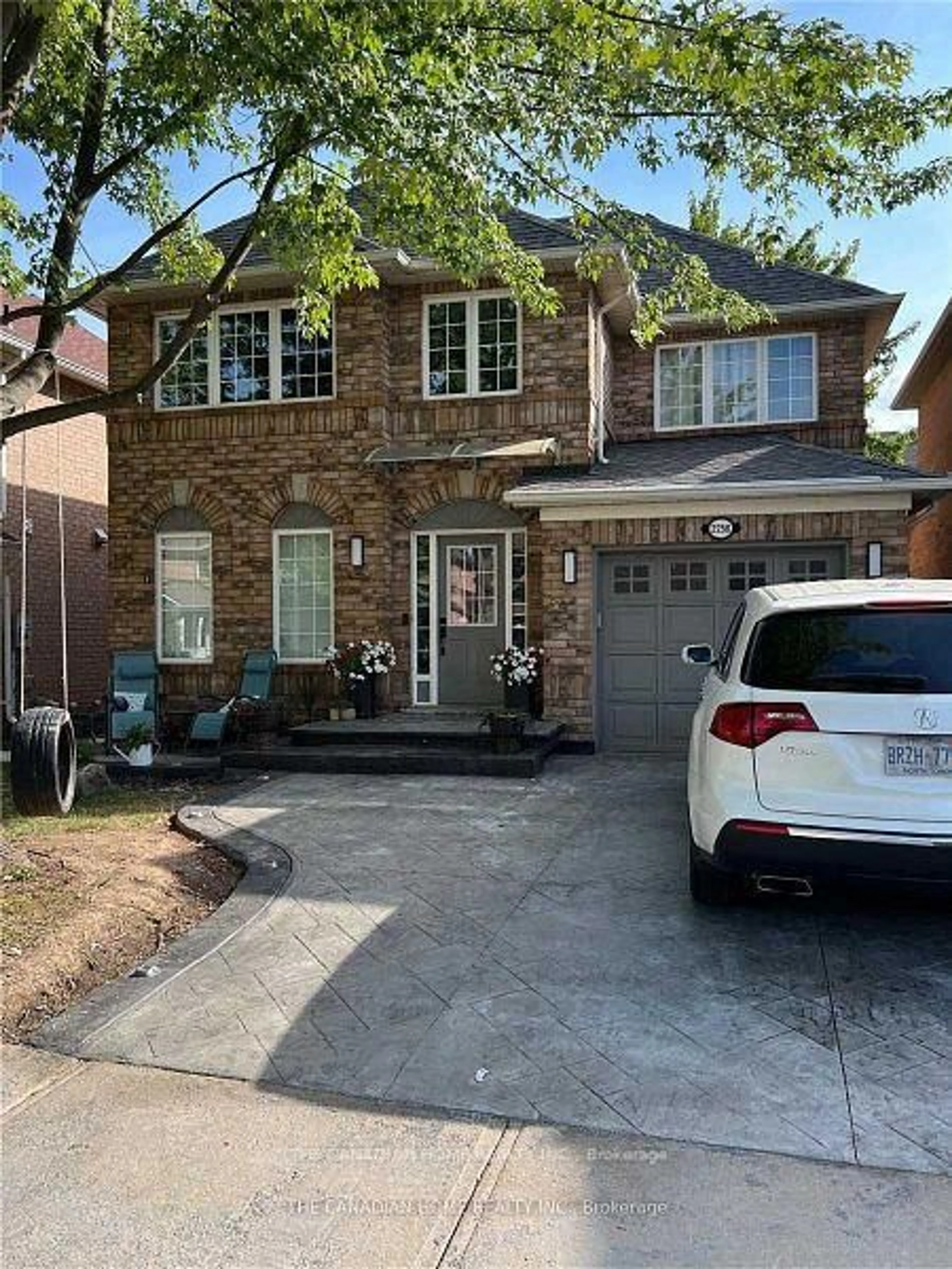 Home with brick exterior material, street for 2250 Oakhaven Dr, Oakville Ontario L6M 3X9