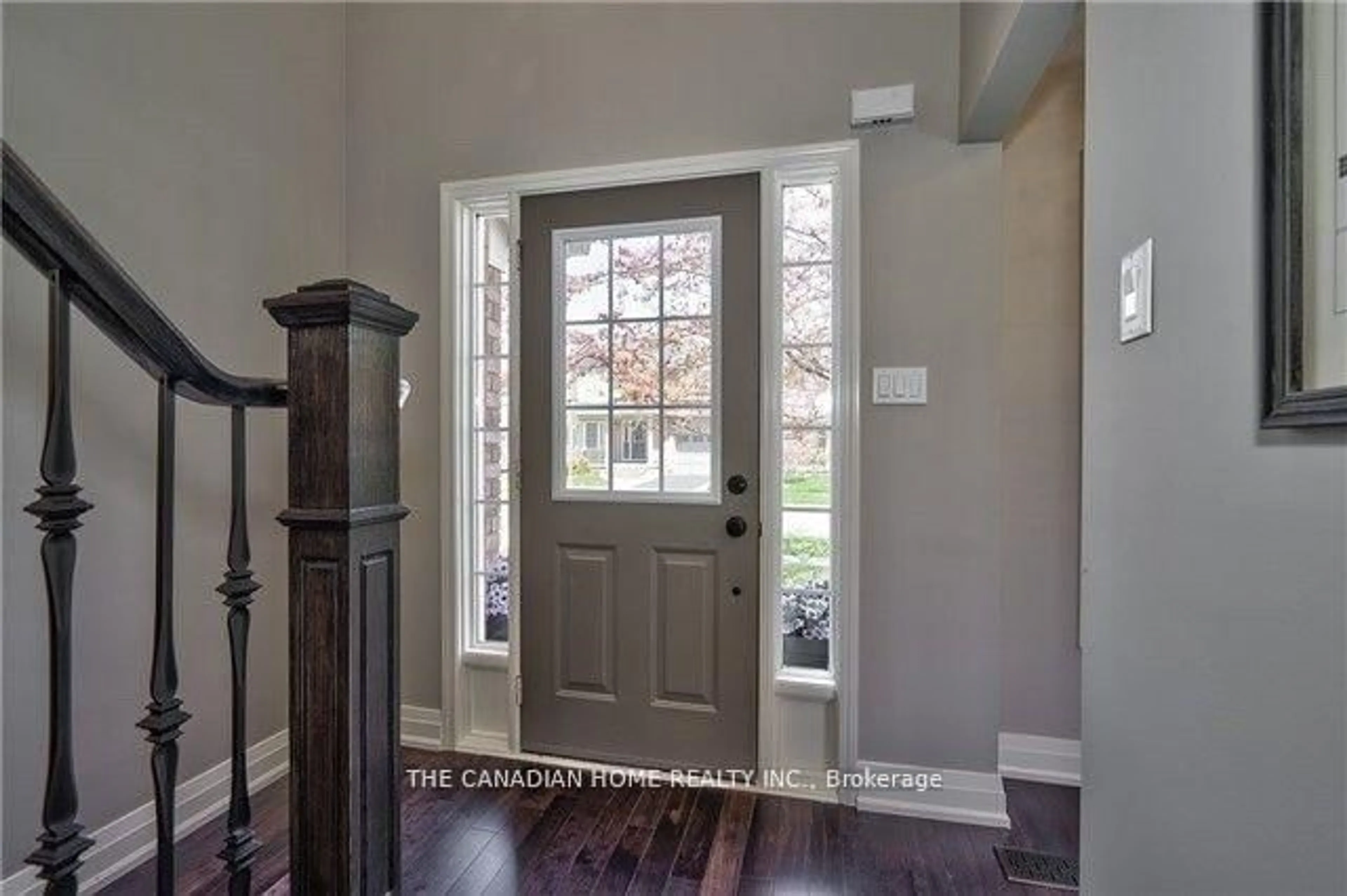 Indoor entryway for 2250 Oakhaven Dr, Oakville Ontario L6M 3X9