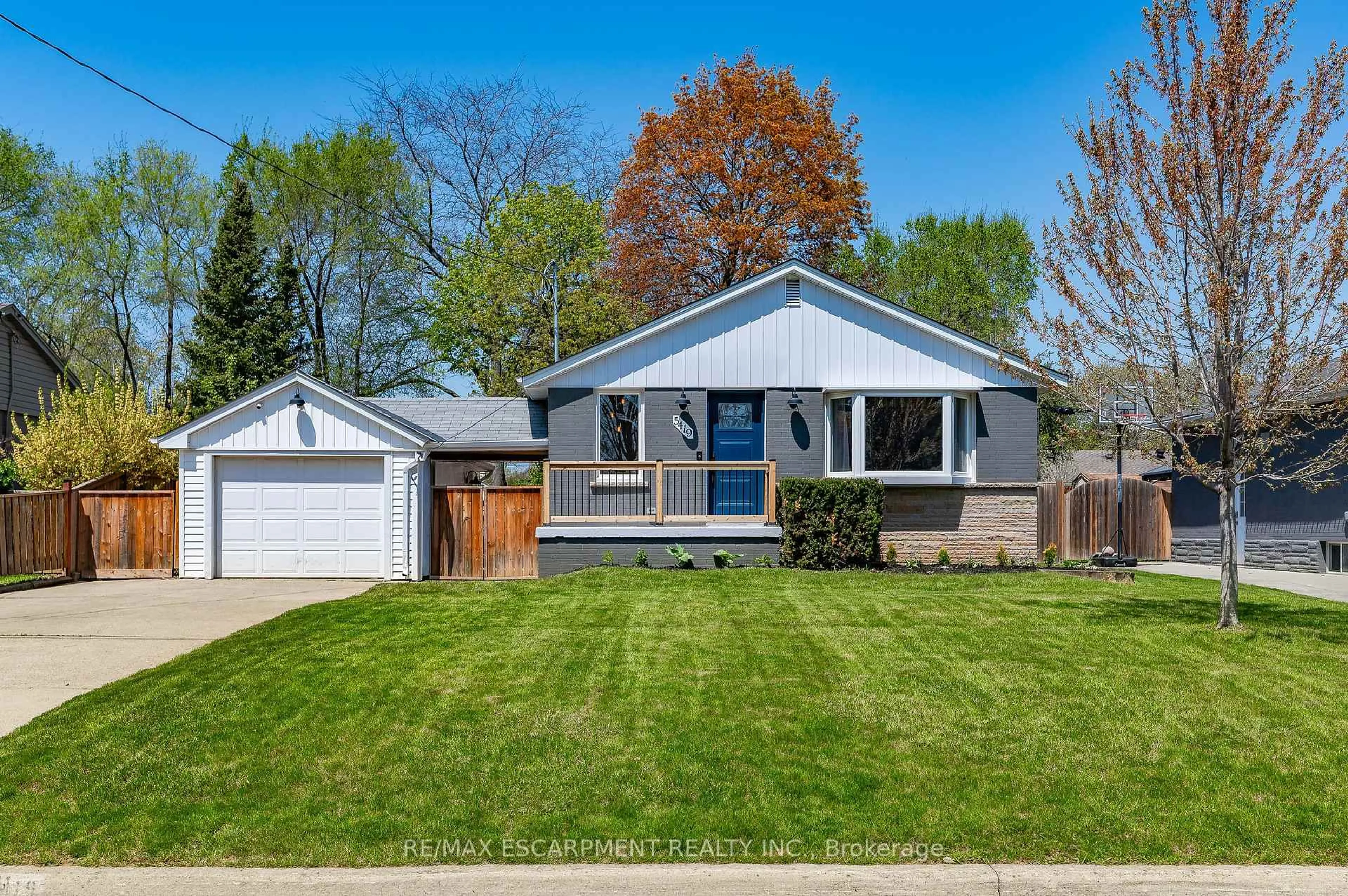 Home with vinyl exterior material, street for 5419 Cornwall Cres, Burlington Ontario L7L 3K2