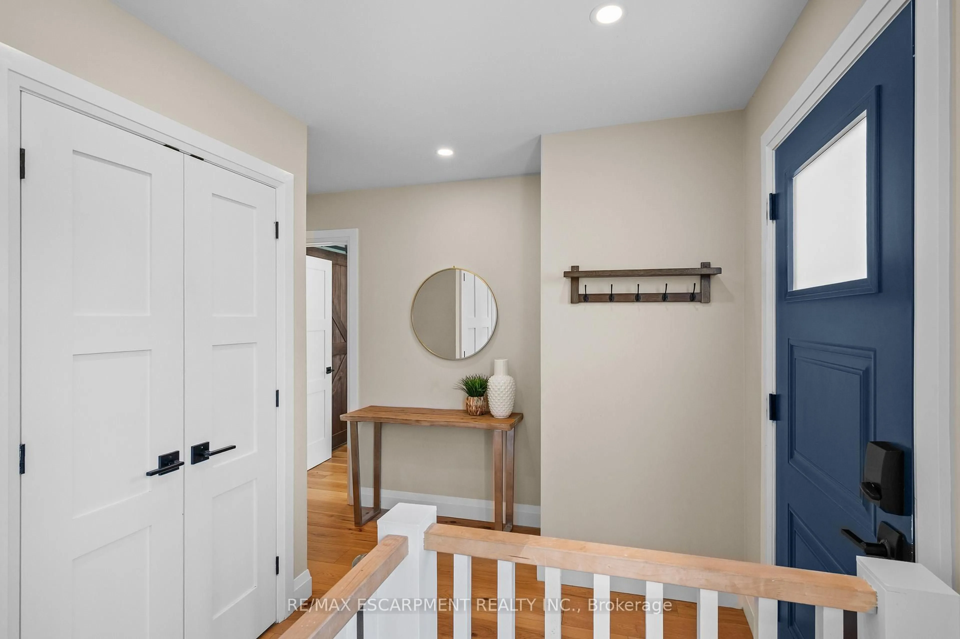 Indoor entryway for 5419 Cornwall Cres, Burlington Ontario L7L 3K2