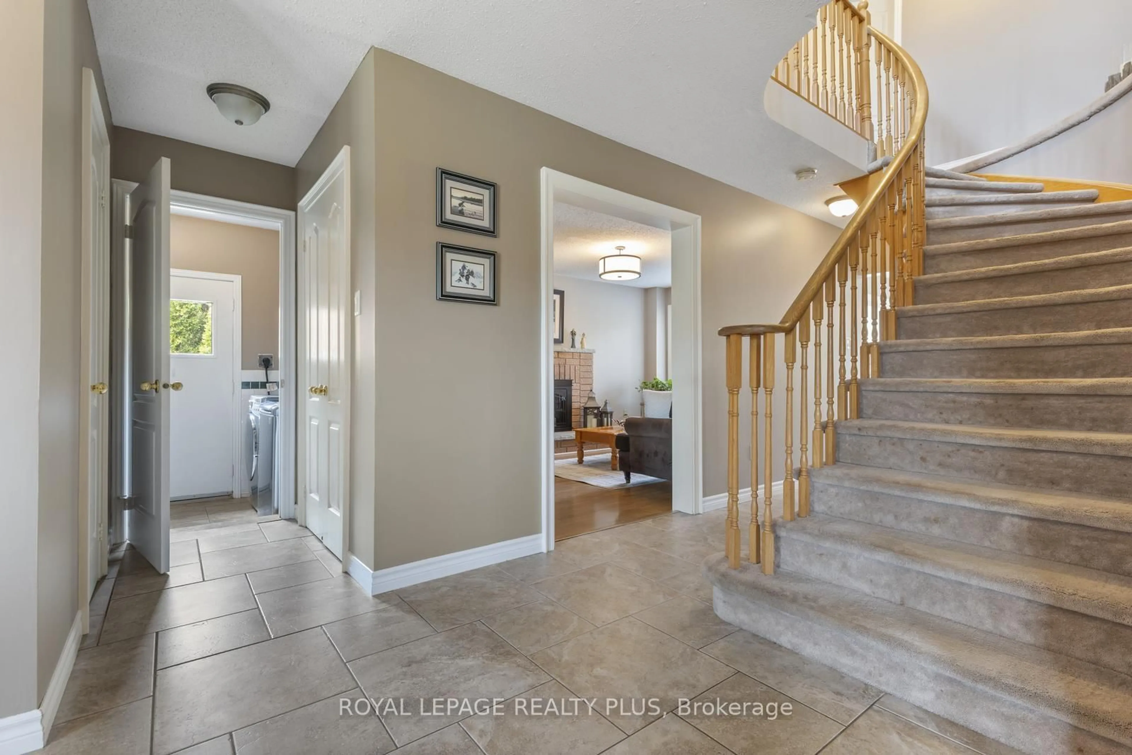 Indoor entryway for 5 Davis Cres, Halton Hills Ontario L7G 5P4