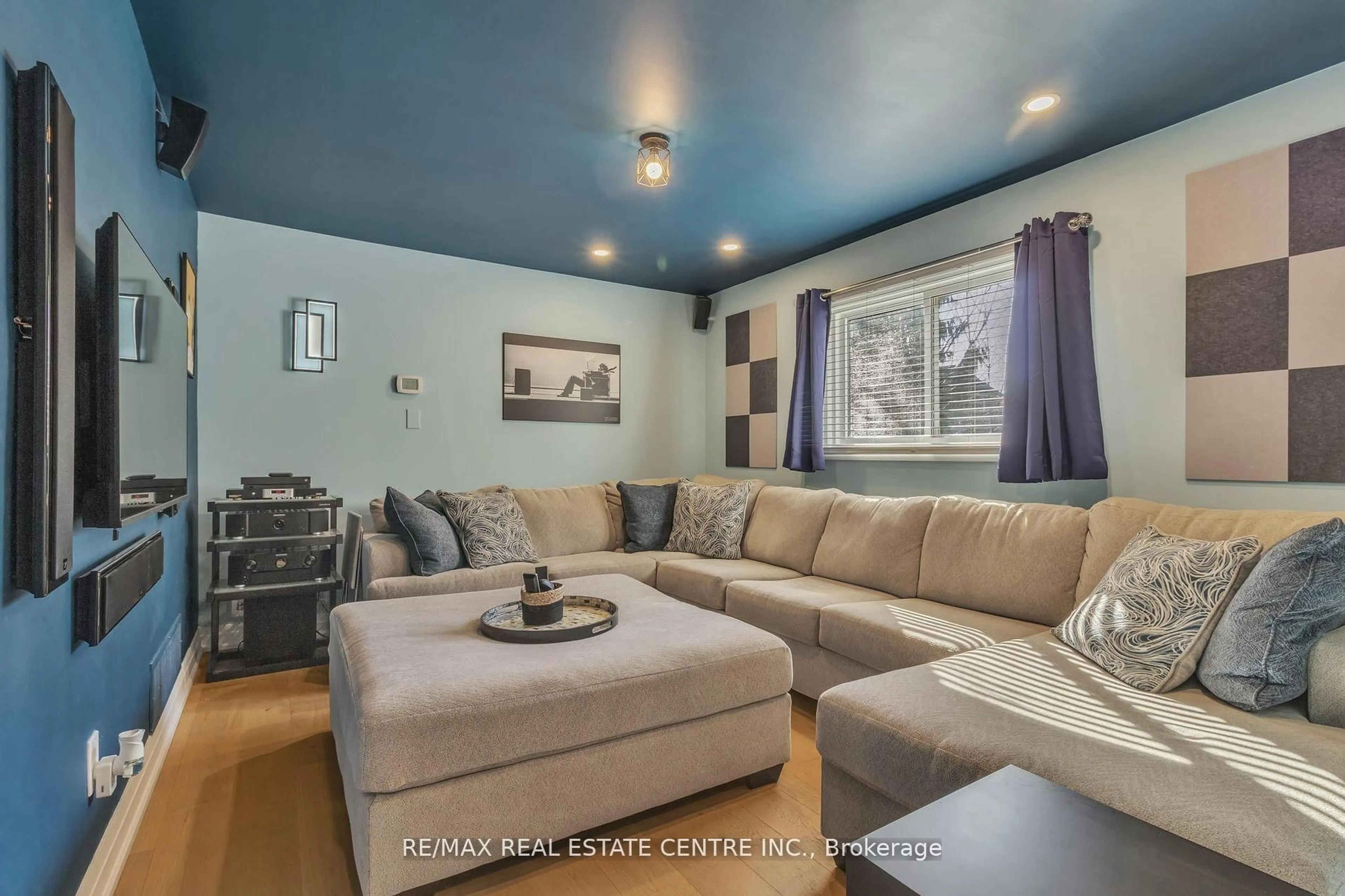 Living room with furniture, unknown for 79 Turtlecreek Blvd, Brampton Ontario L6W 3Y2