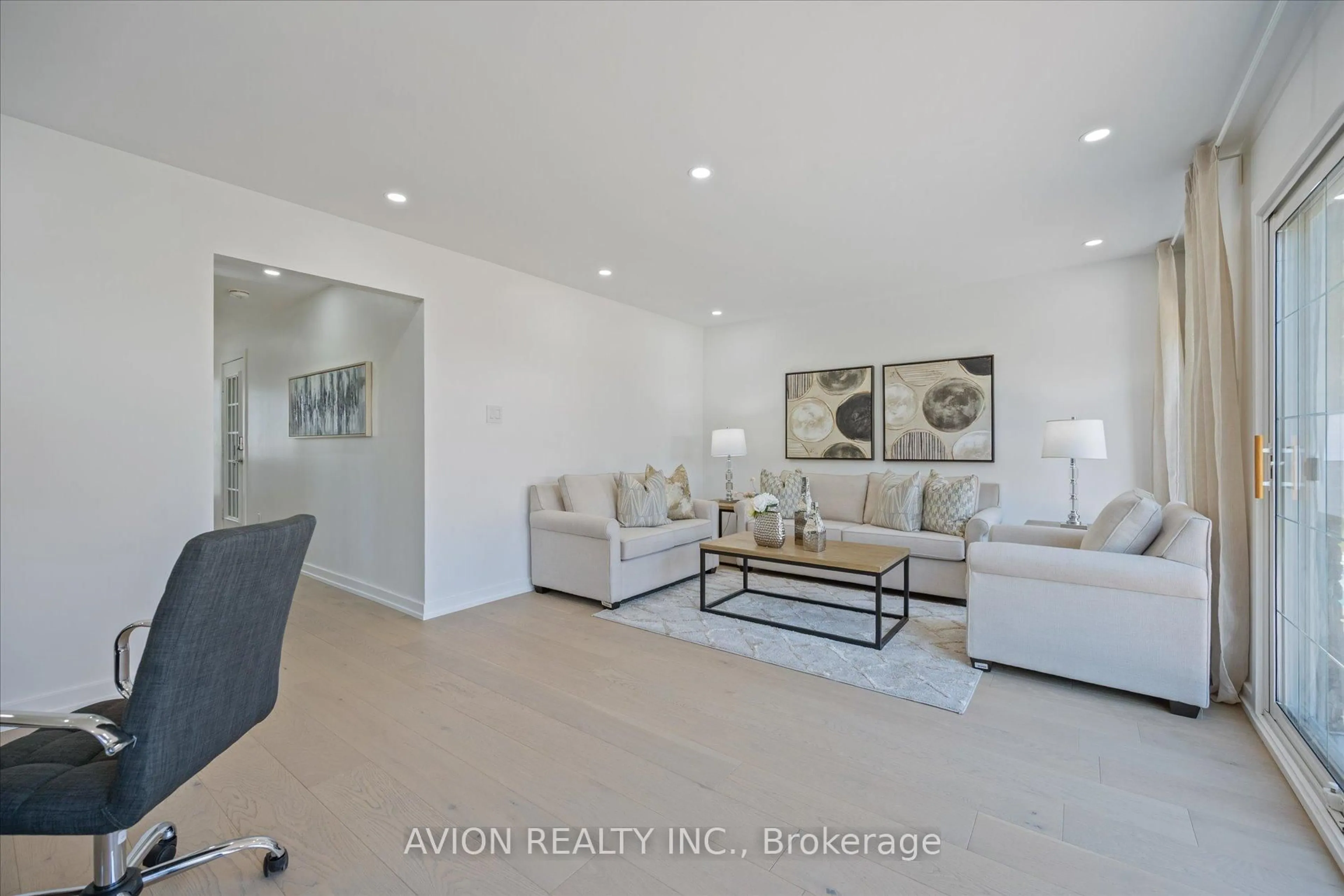 Living room with furniture, ceramic/tile floor for 1397 Highgate Crt, Oakville Ontario L6H 2V4