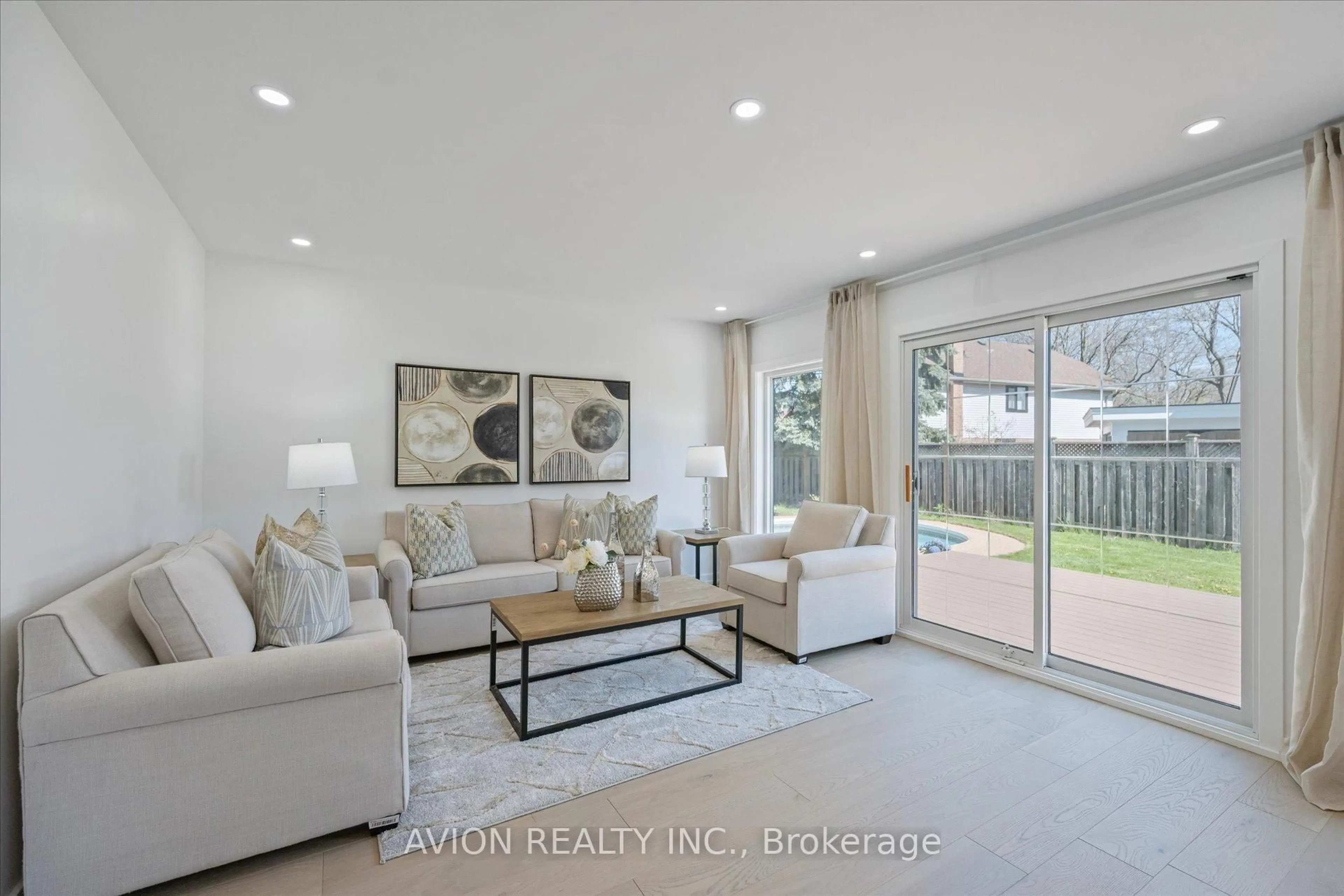 Living room with furniture, ceramic/tile floor for 1397 Highgate Crt, Oakville Ontario L6H 2V4