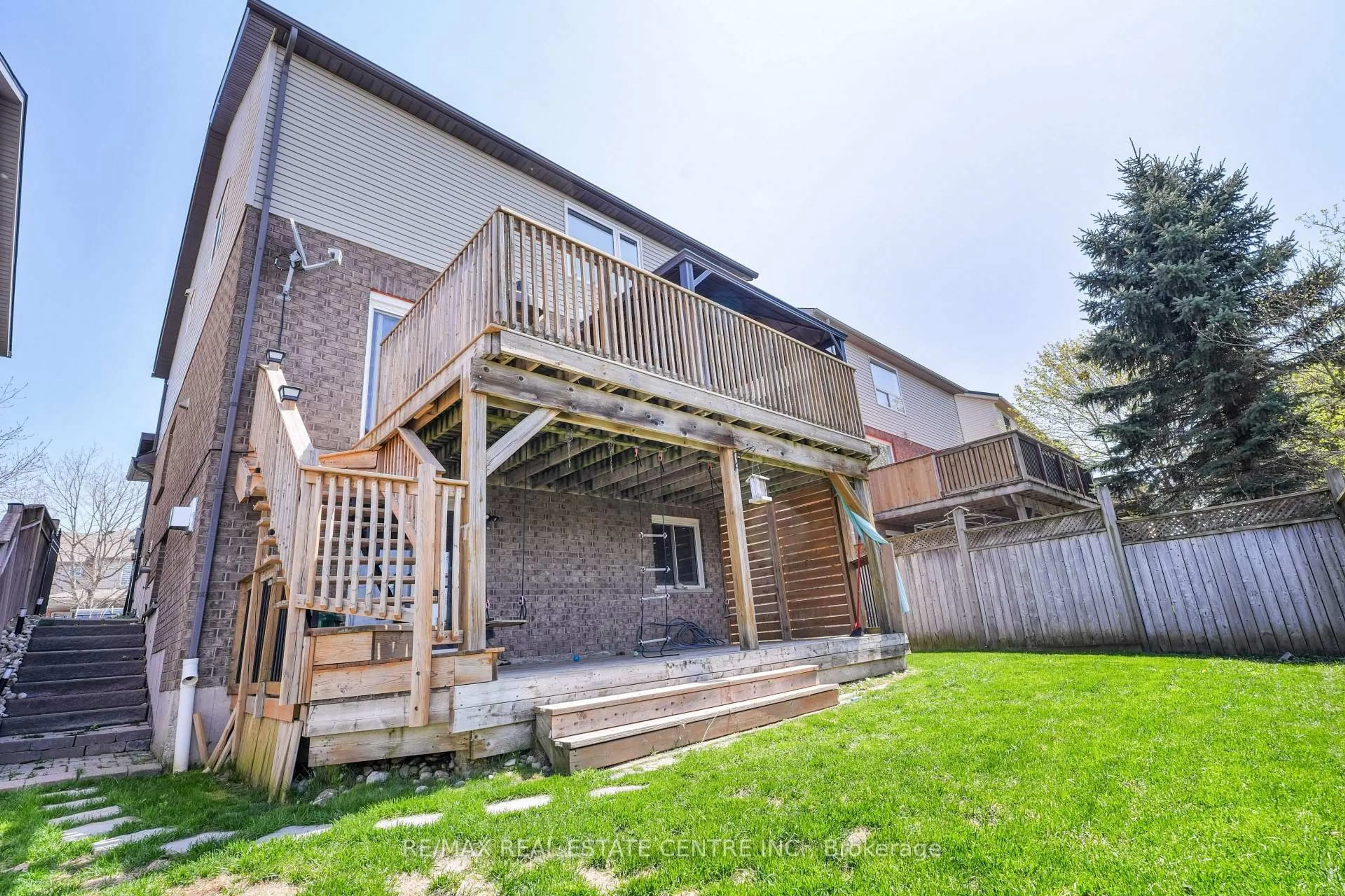 Patio, unknown for 104 Oak Ridge Dr, Orangeville Ontario L9W 5J5