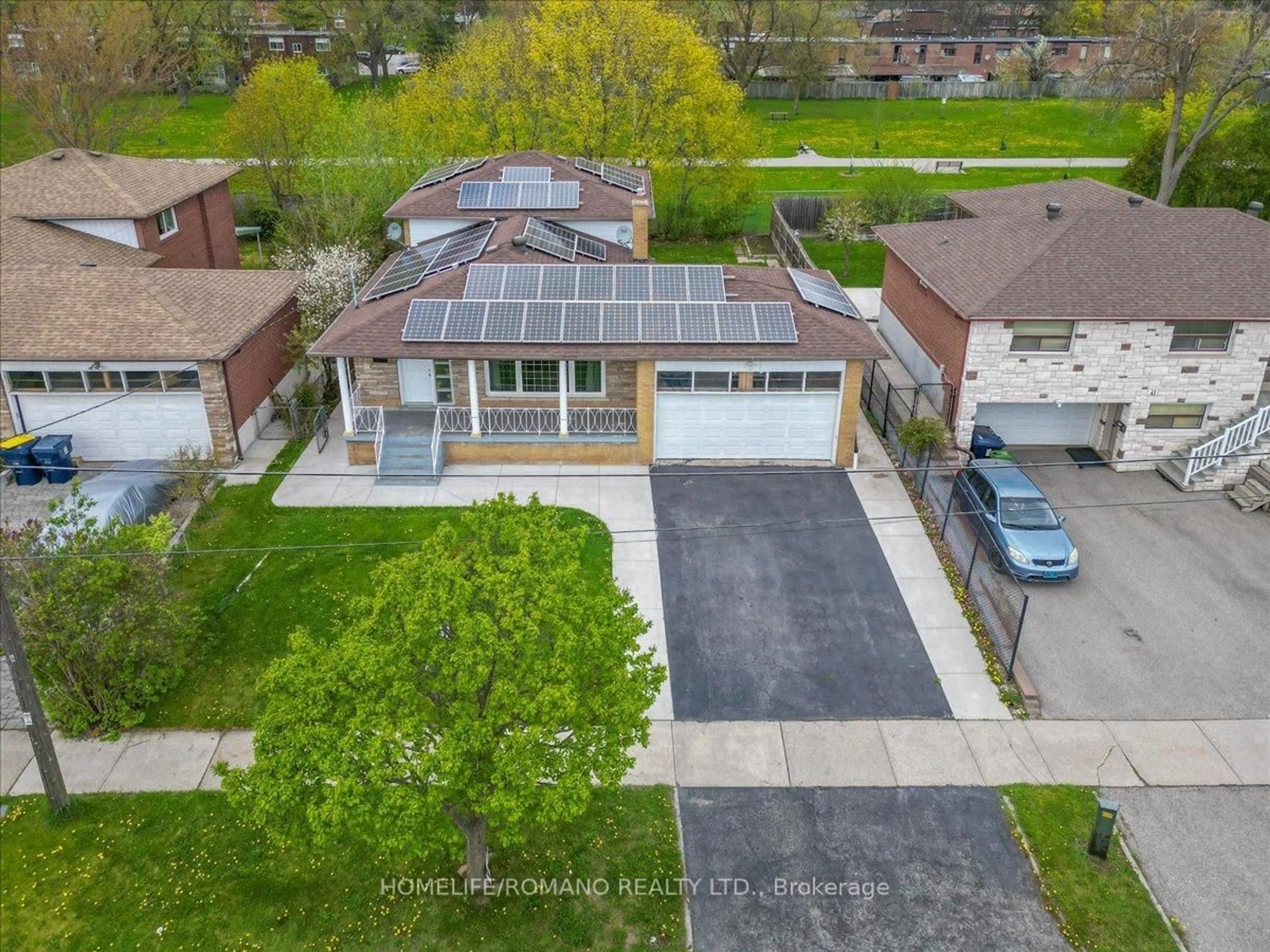 A pic from outside/outdoor area/front of a property/back of a property/a pic from drone, street for 43 Hoover Cres, Toronto Ontario M3N 1P4