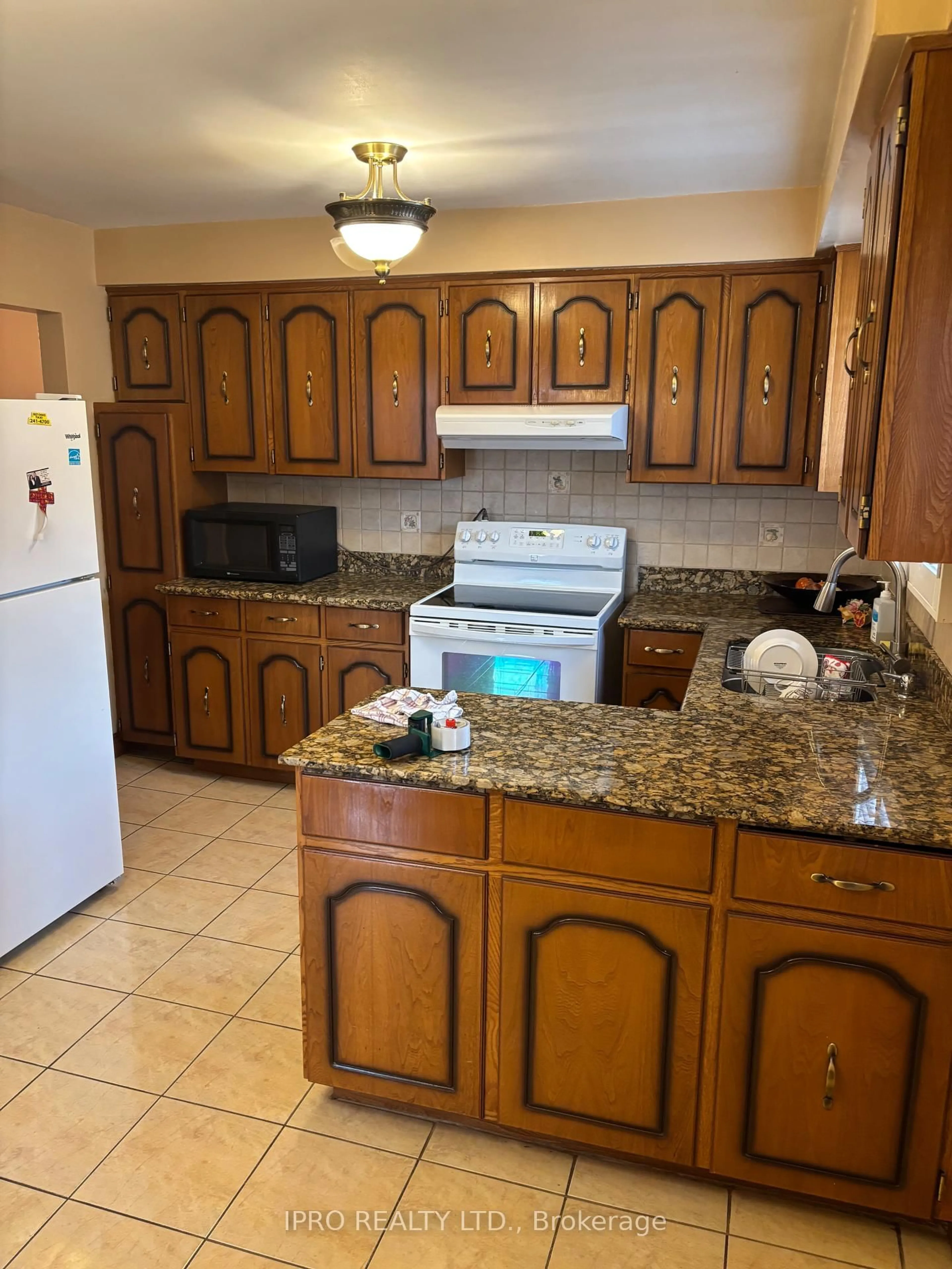 Standard kitchen, ceramic/tile floor for 309 Pellatt Ave, Toronto Ontario M9N 3P2