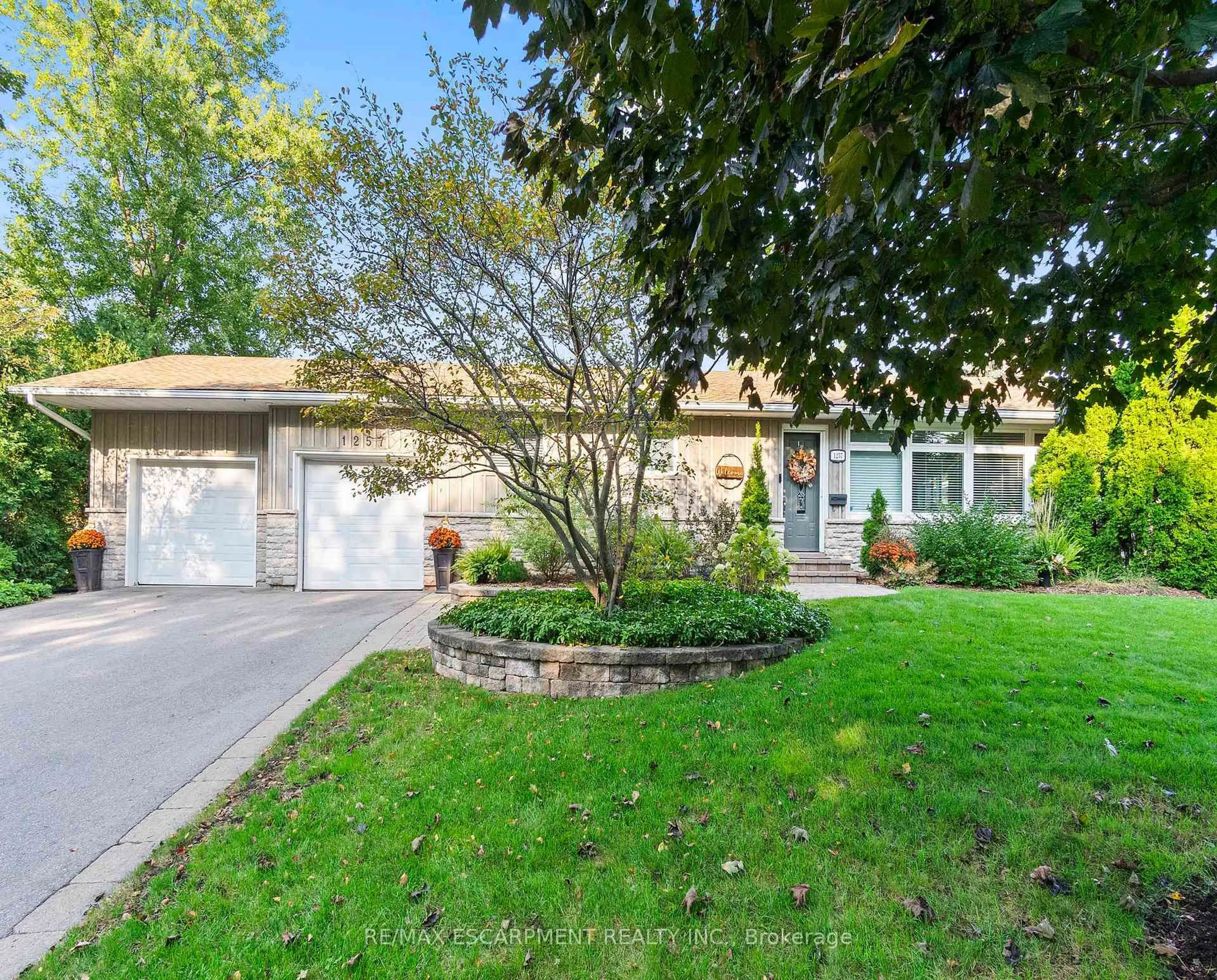 Home with vinyl exterior material, street for 1257 Hillview Cres, Oakville Ontario L6H 2C6