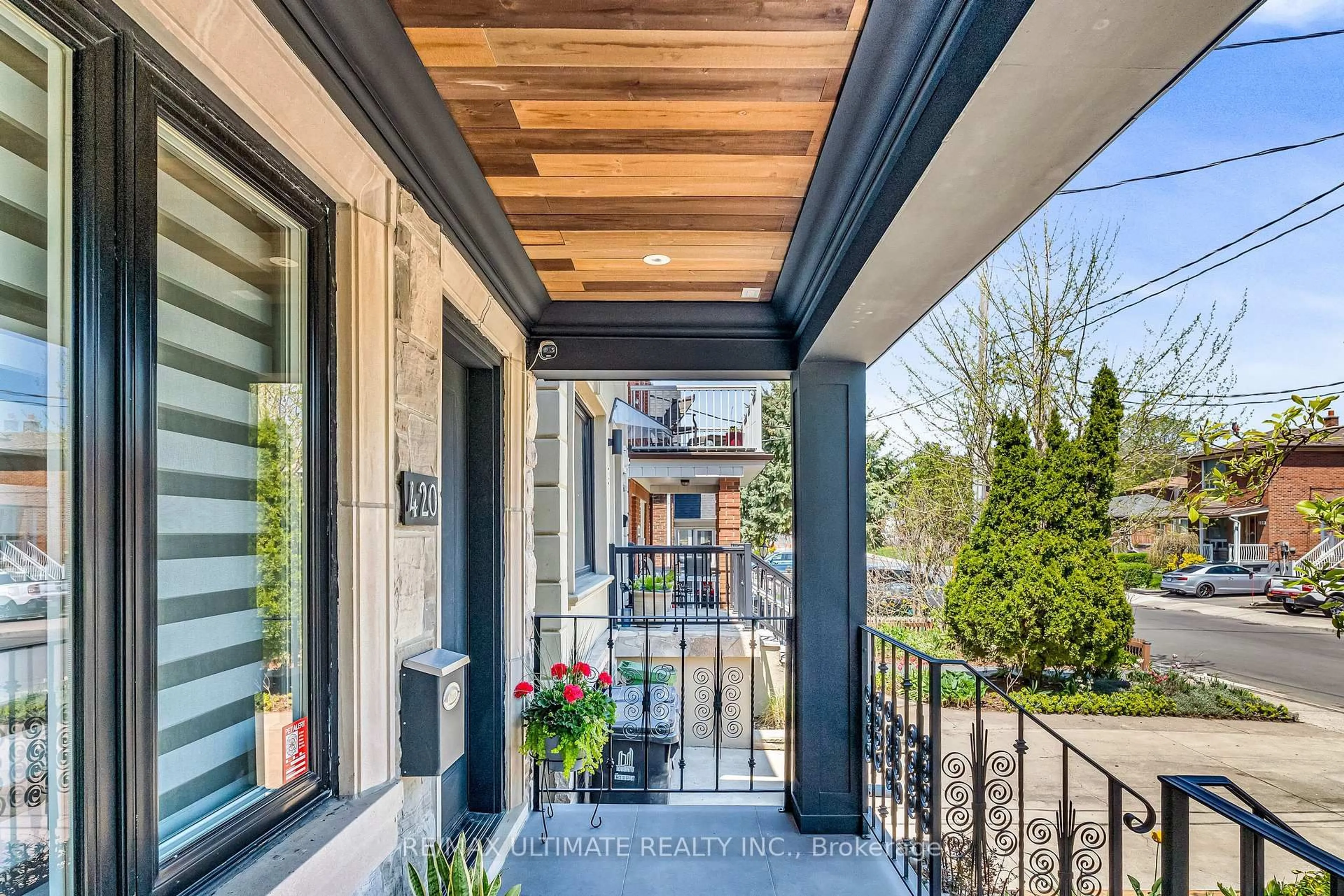 Indoor entryway for 420 Harvie Ave, Toronto Ontario M6E 4L8