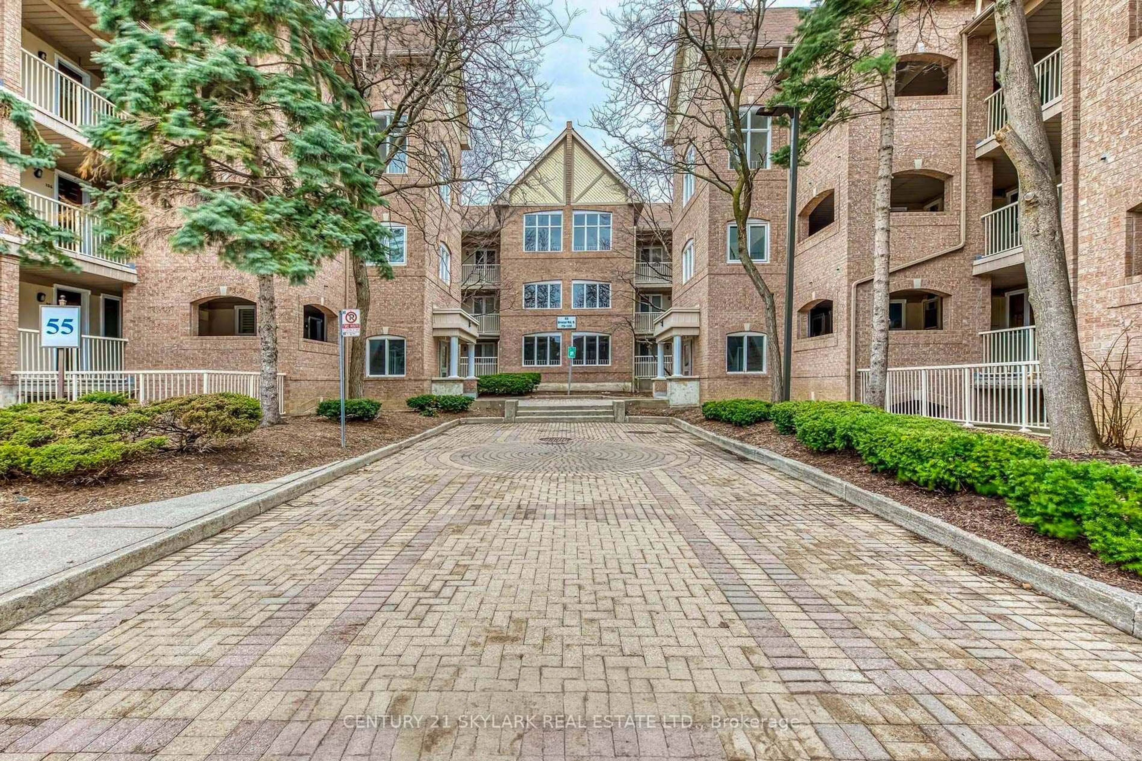 Patio, street for 55 Bristol Rd #102, Mississauga Ontario L4Z 3N9
