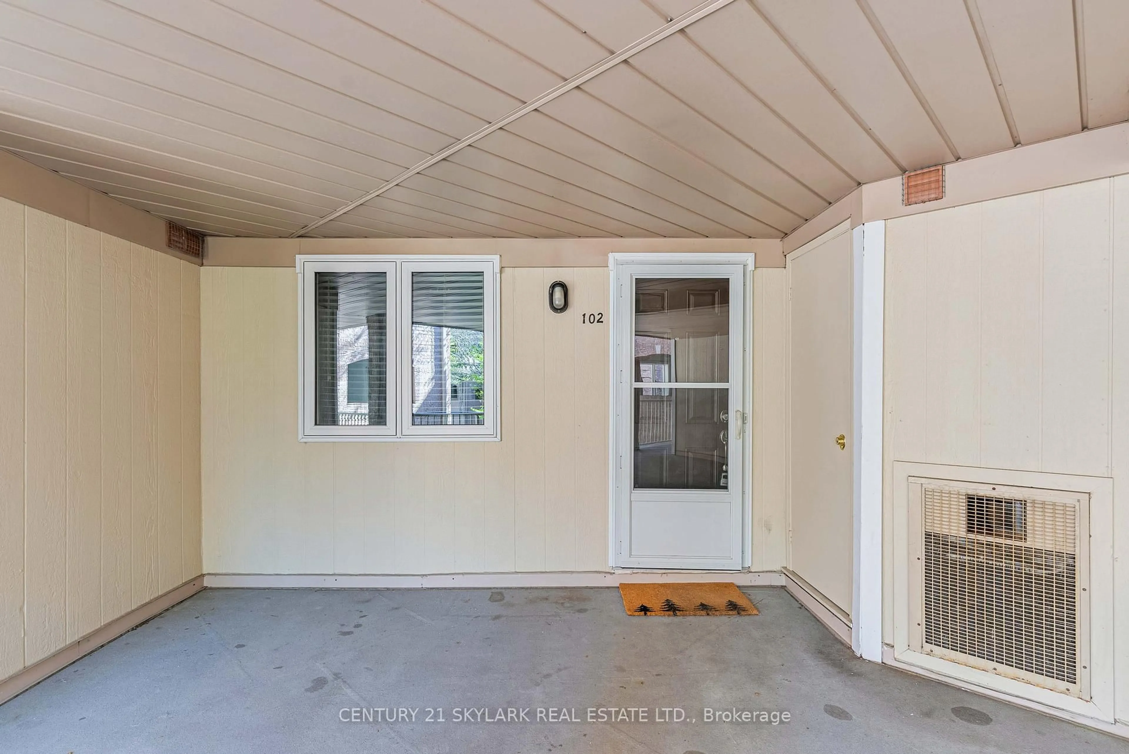 Indoor entryway for 55 Bristol Rd #102, Mississauga Ontario L4Z 3N9