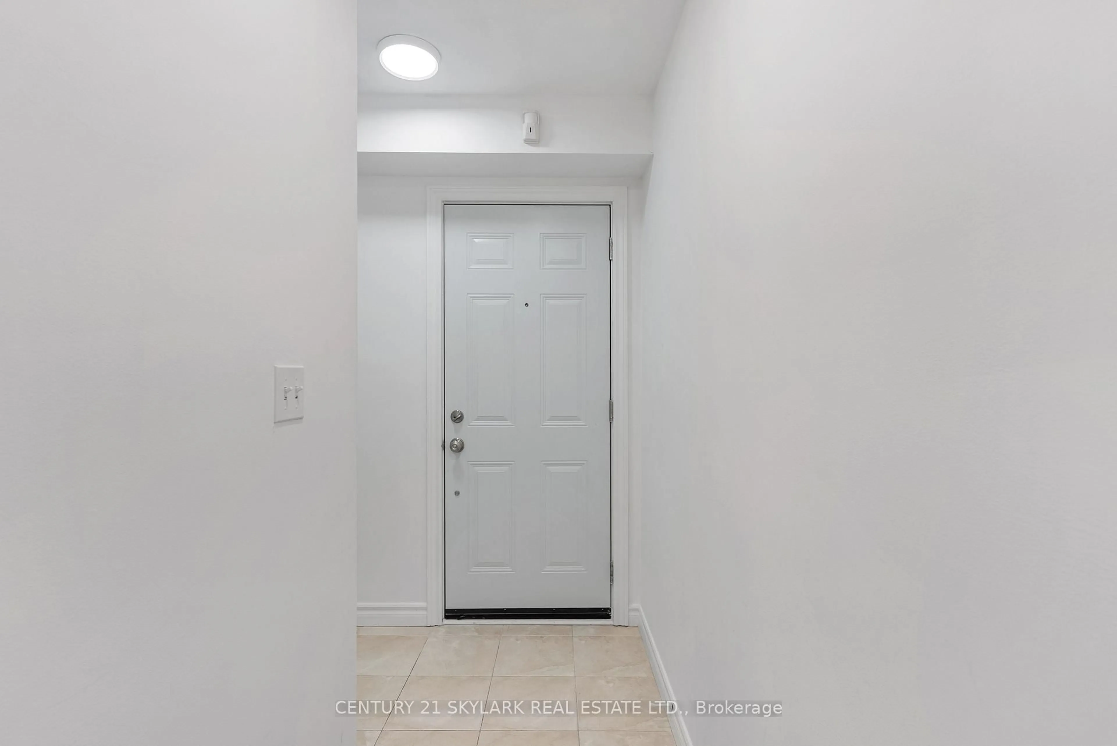 Indoor entryway for 55 Bristol Rd #102, Mississauga Ontario L4Z 3N9