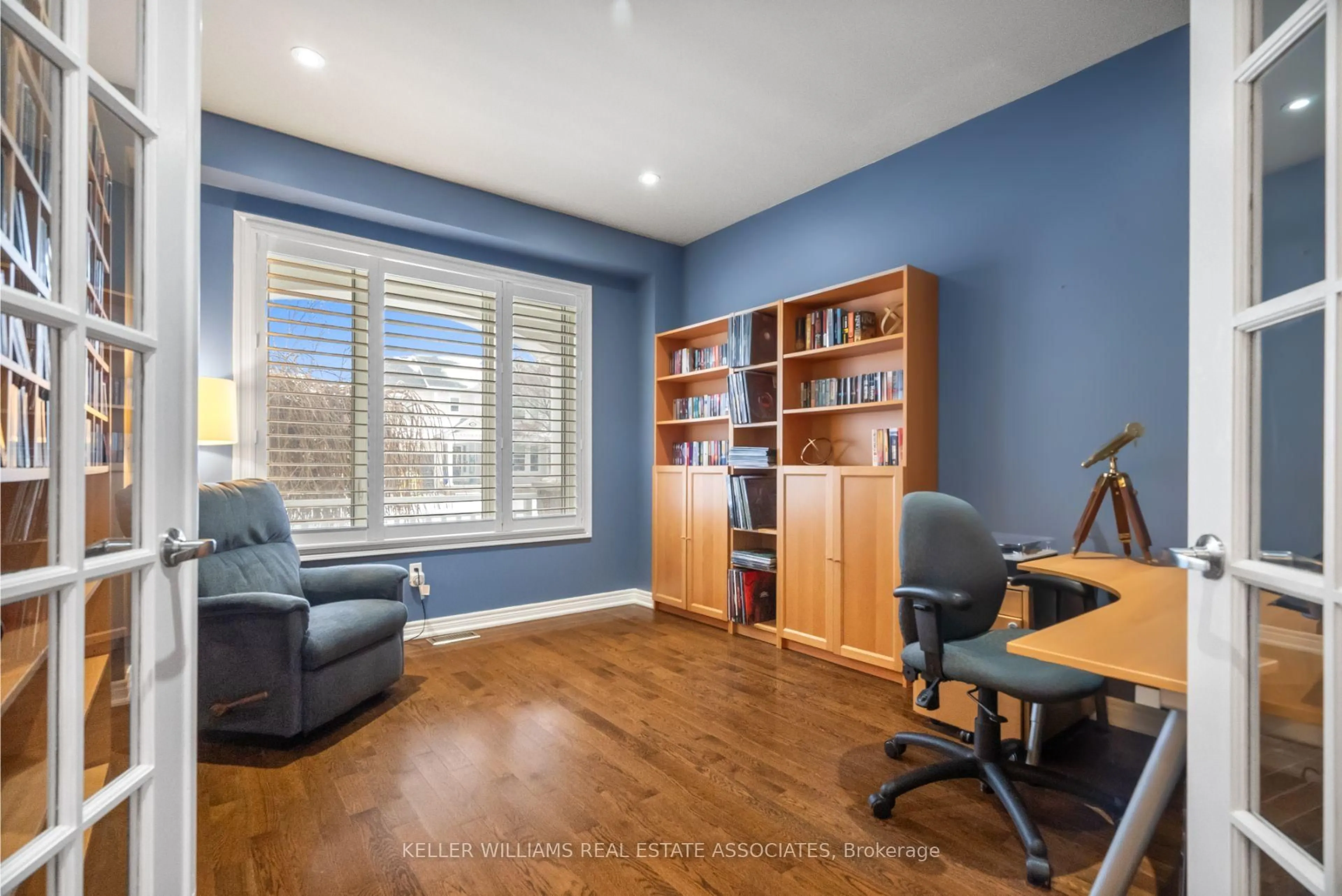 Living room with furniture, wood/laminate floor for 35 Bonnette St, Halton Hills Ontario L7J 2Z6