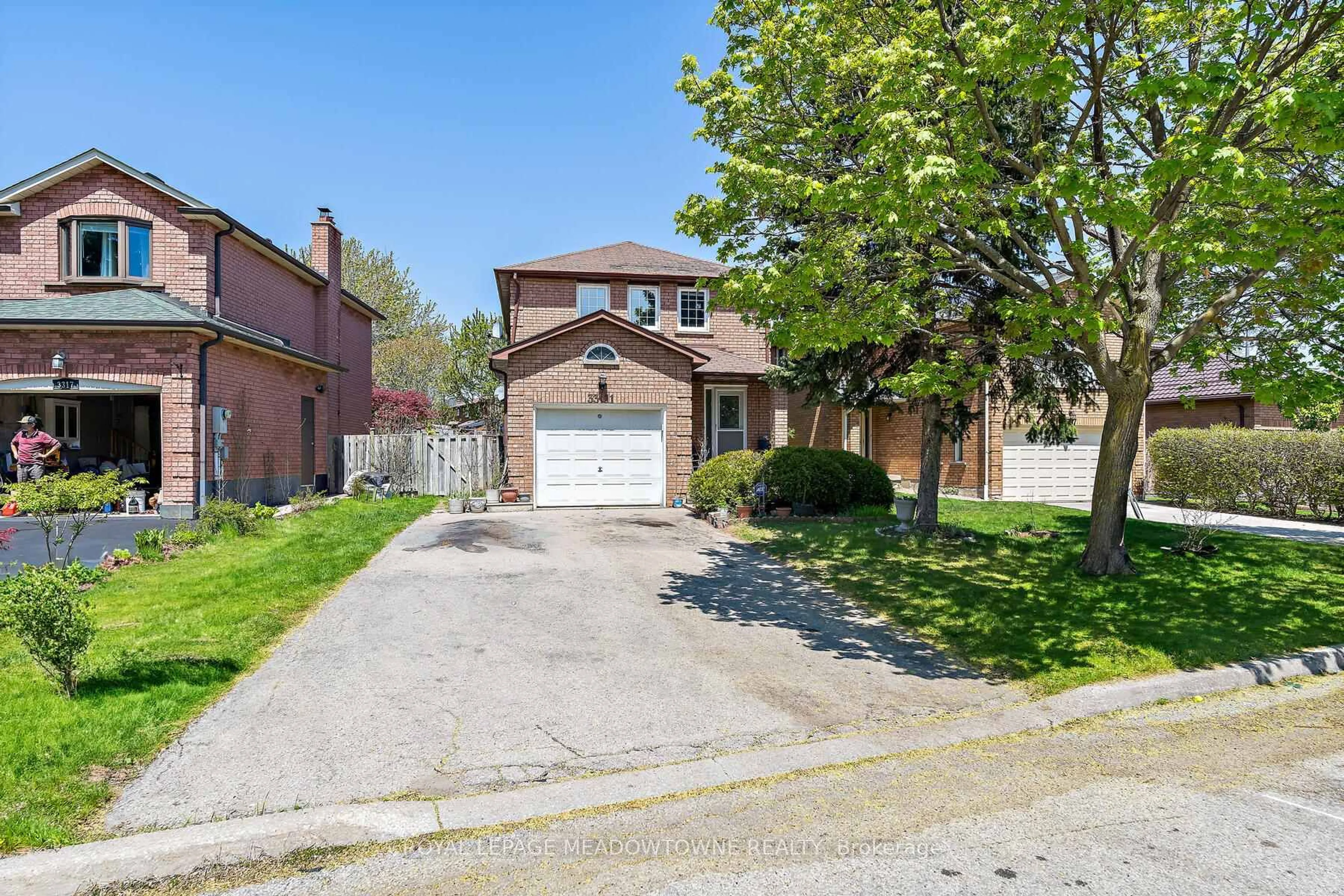 A pic from outside/outdoor area/front of a property/back of a property/a pic from drone, street for 3311 Hargrove Rd, Mississauga Ontario L5L 4E9