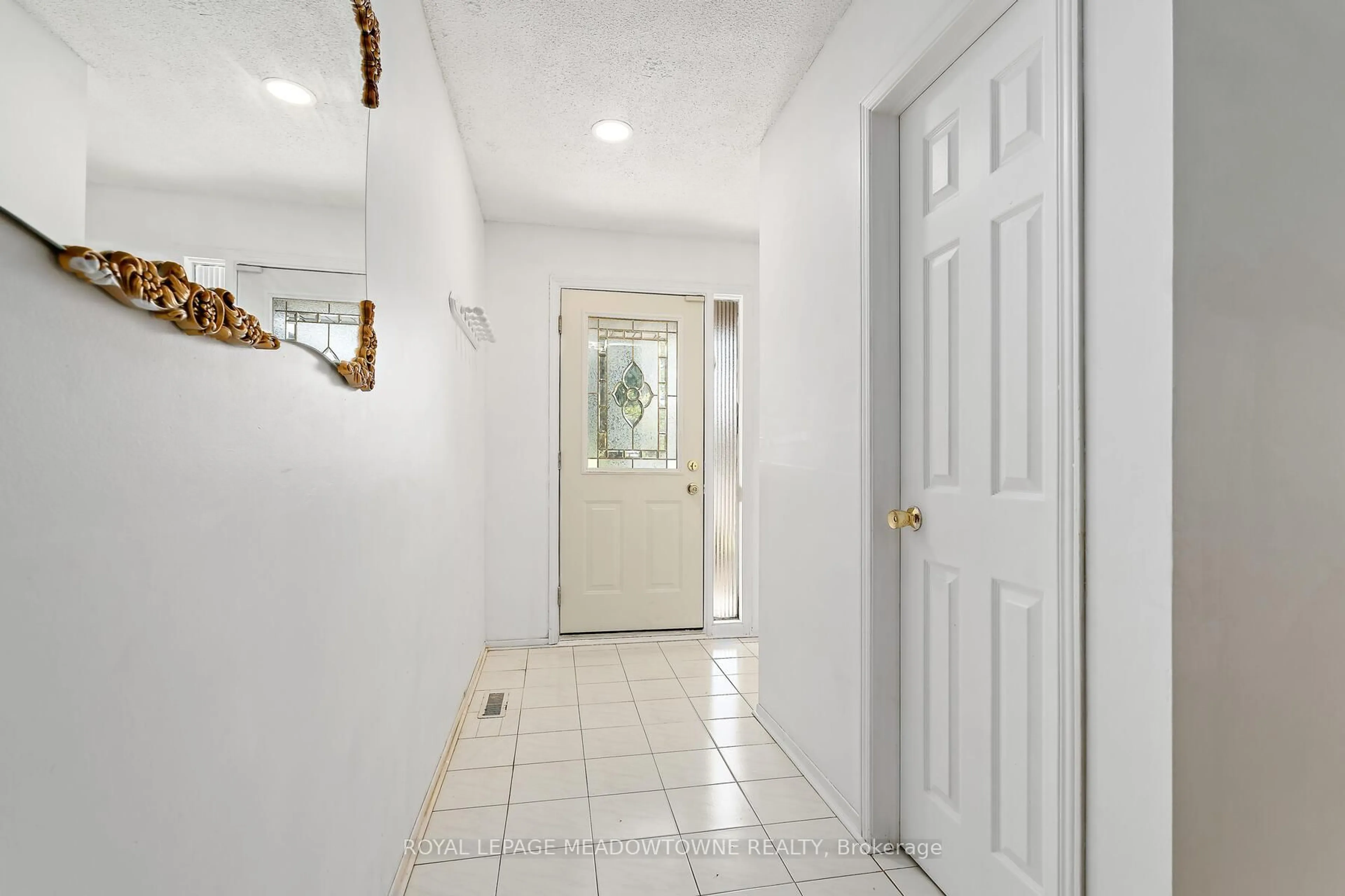 Indoor entryway for 3311 Hargrove Rd, Mississauga Ontario L5L 4E9