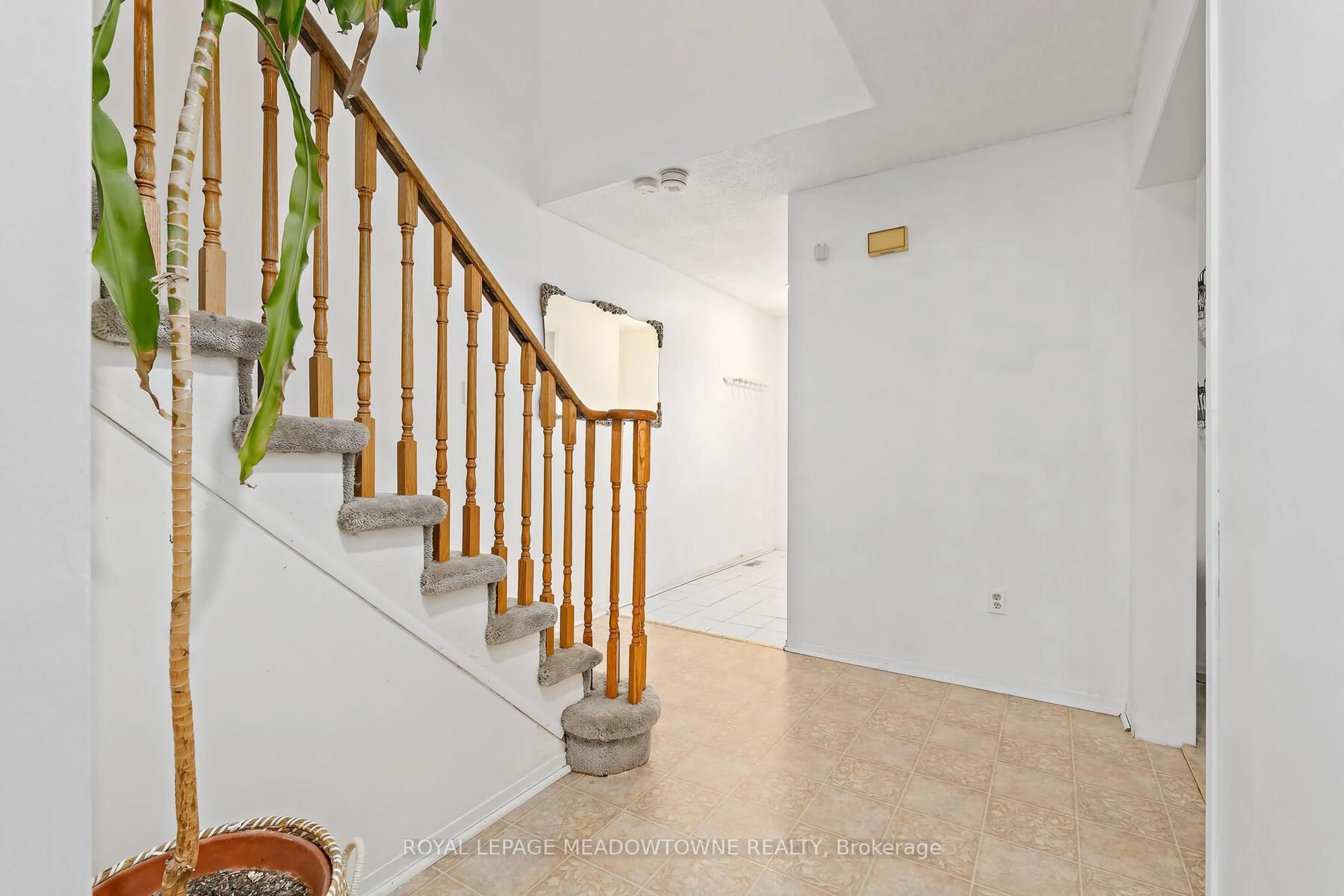 Indoor foyer for 3311 Hargrove Rd, Mississauga Ontario L5L 4E9