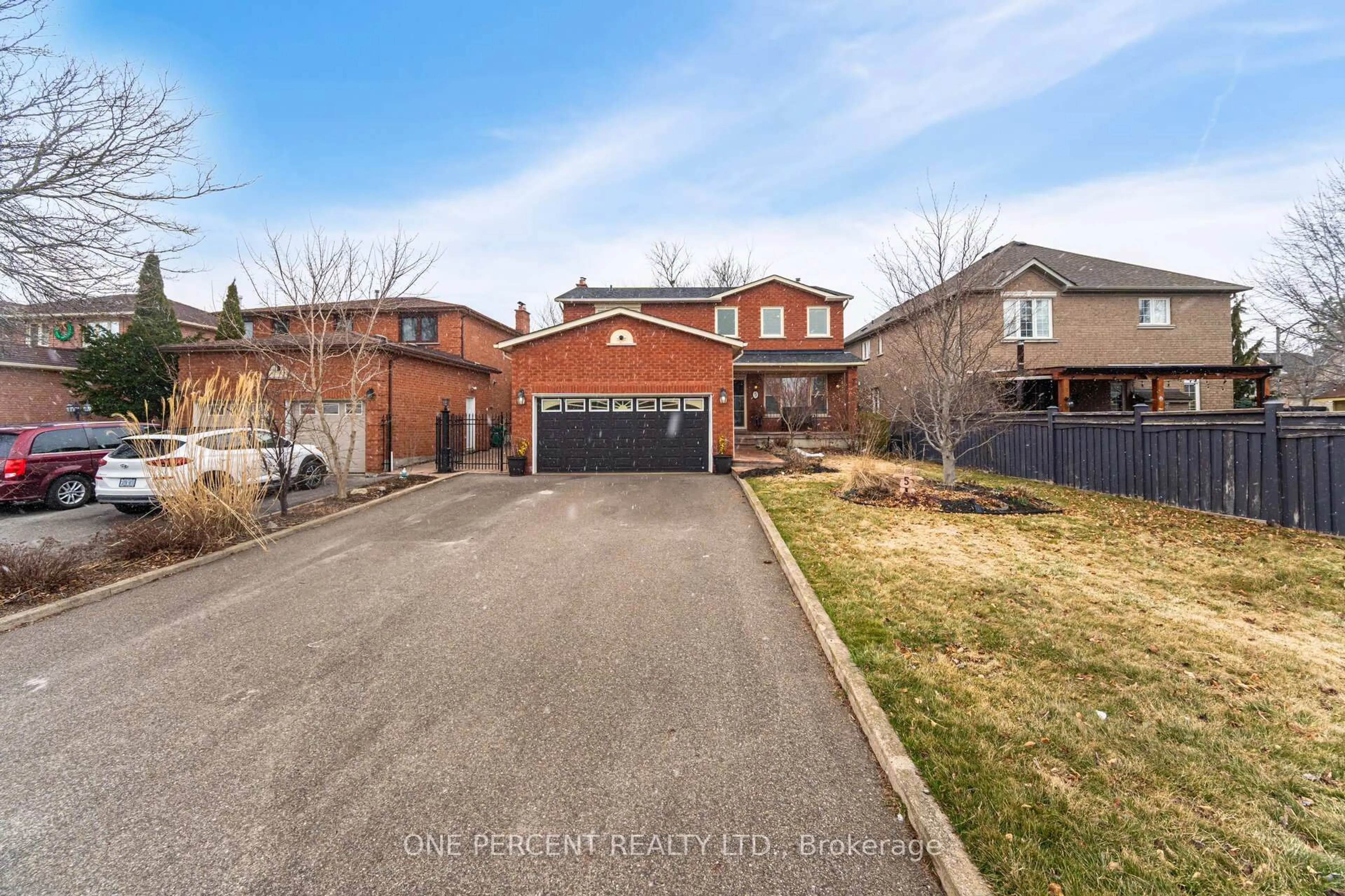A pic from outside/outdoor area/front of a property/back of a property/a pic from drone, street for 5 Bowes Crt, Caledon Ontario L7E 1A5