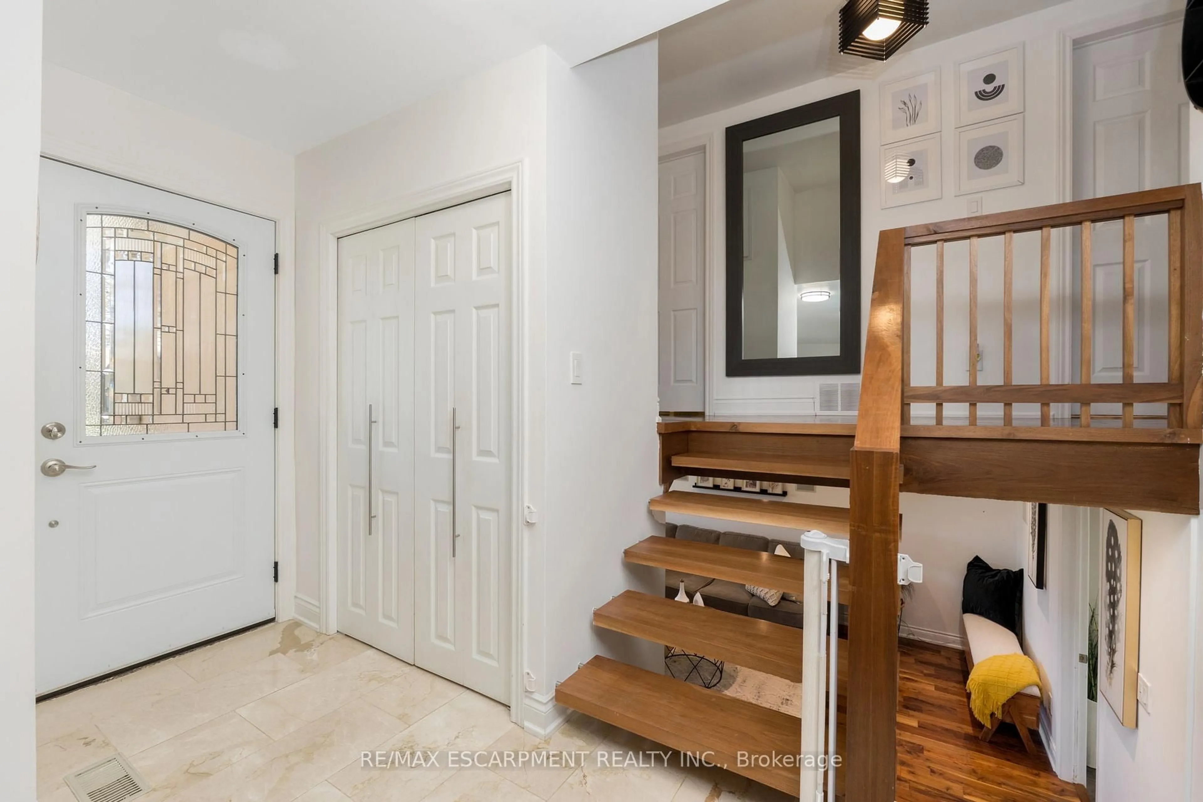 Indoor entryway for 616 Blue Forest Hill, Burlington Ontario L7L 4H3