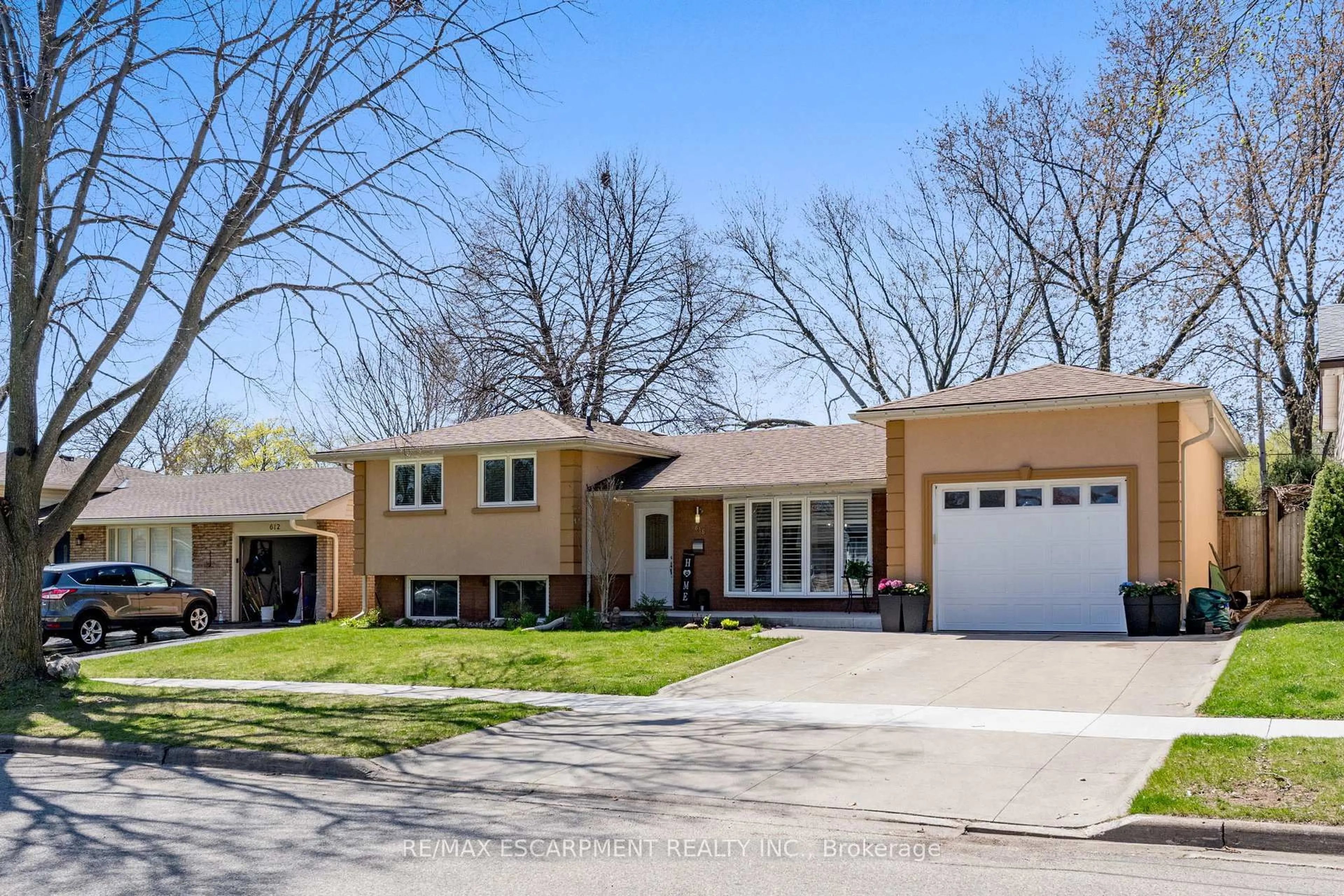 Home with brick exterior material, street for 616 Blue Forest Hill, Burlington Ontario L7L 4H3