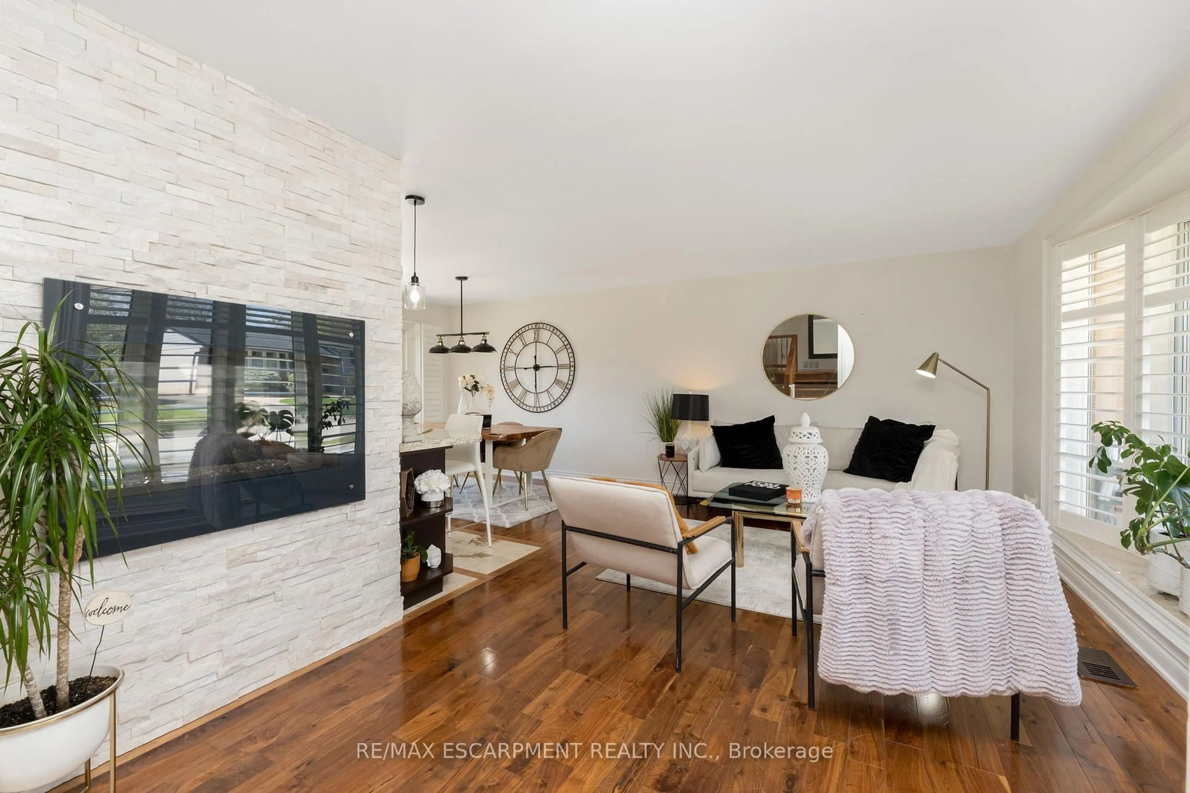 Living room with furniture, unknown for 616 Blue Forest Hill, Burlington Ontario L7L 4H3