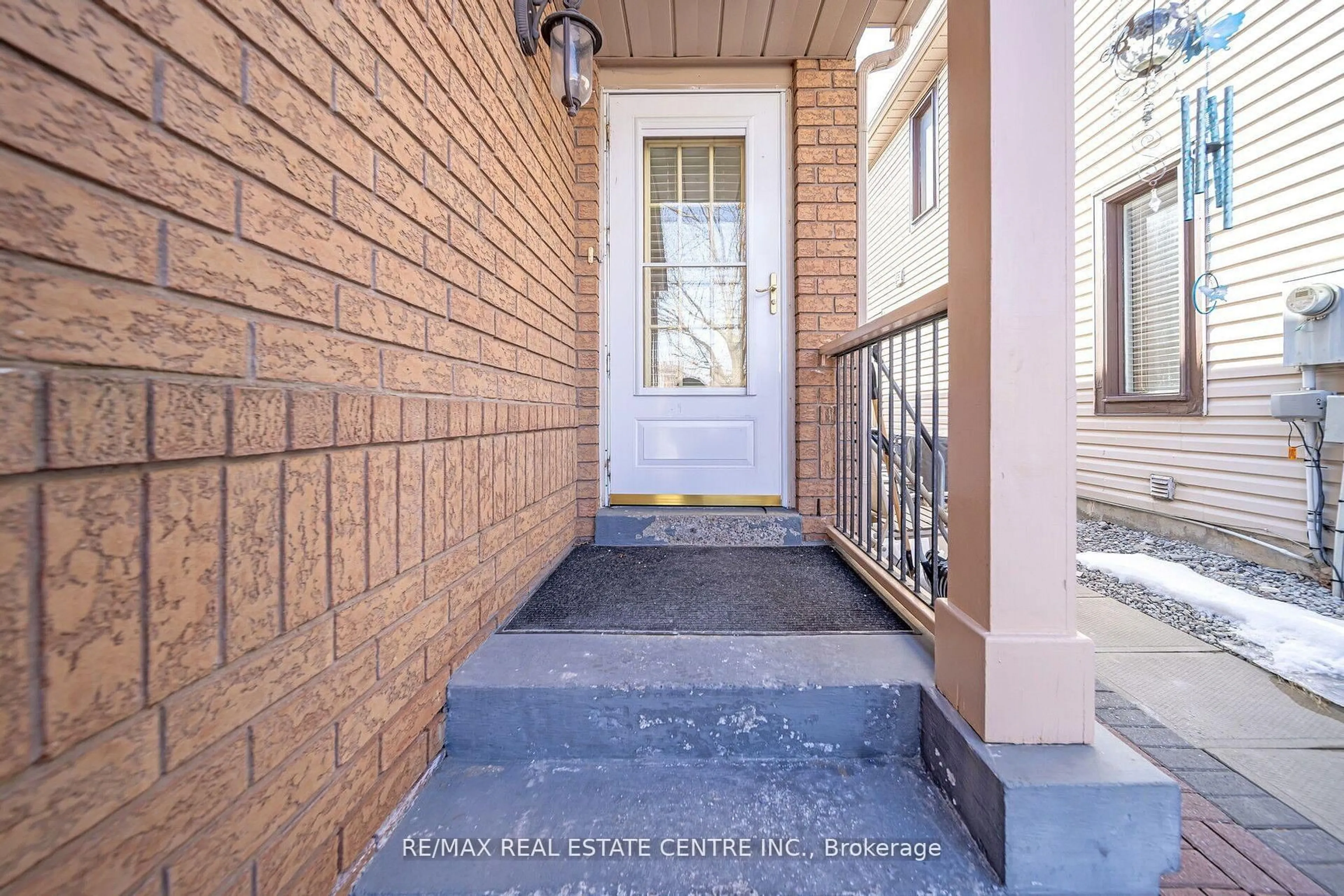 Indoor entryway for 48 Yellow Brick Rd, Brampton Ontario L6V 4L1