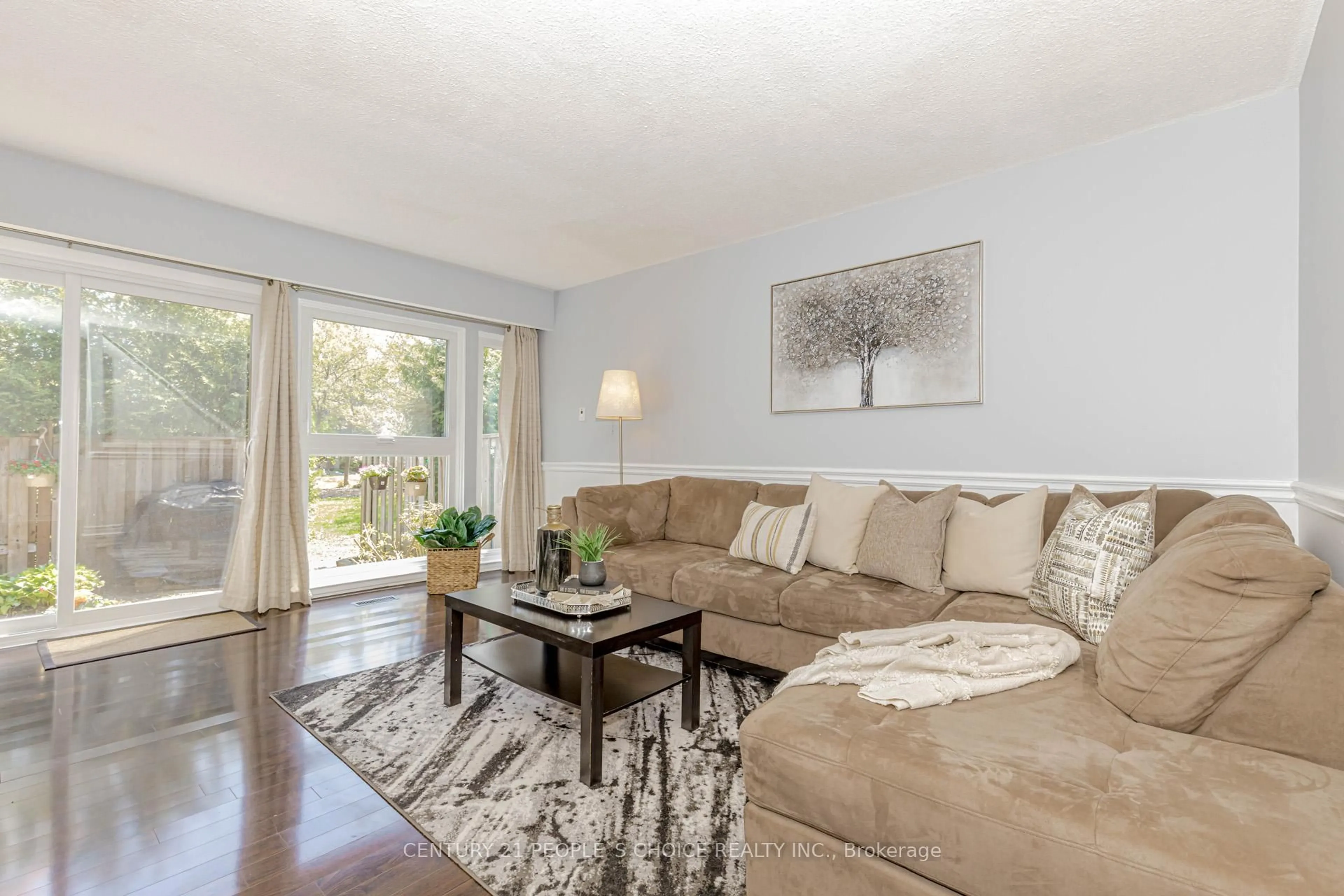 Living room with furniture, wood/laminate floor for 2881 Windwood Dr #86, Mississauga Ontario L5N 2K9