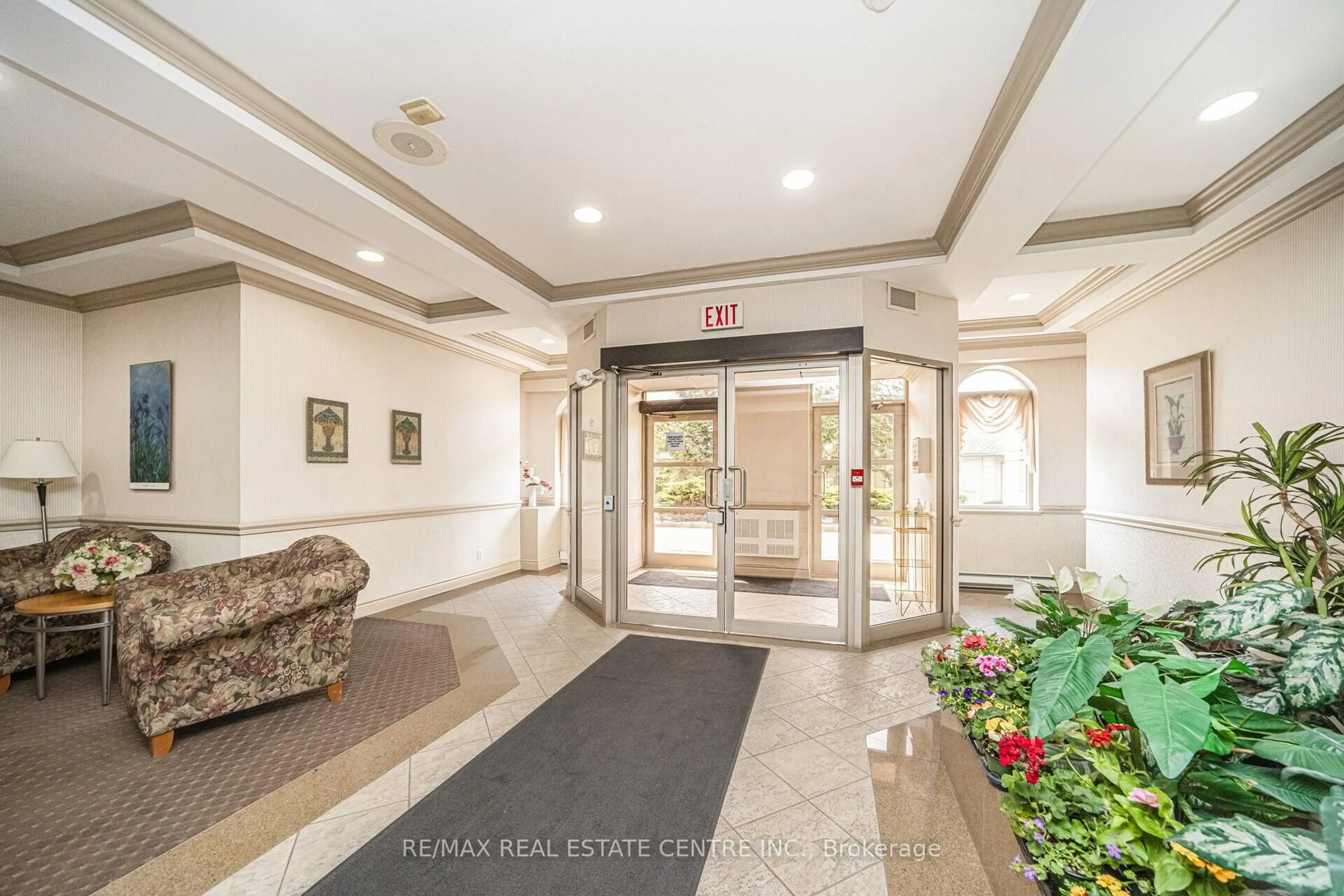Indoor foyer for 3 Dayspring Circ #301, Brampton Ontario L6P 1B7
