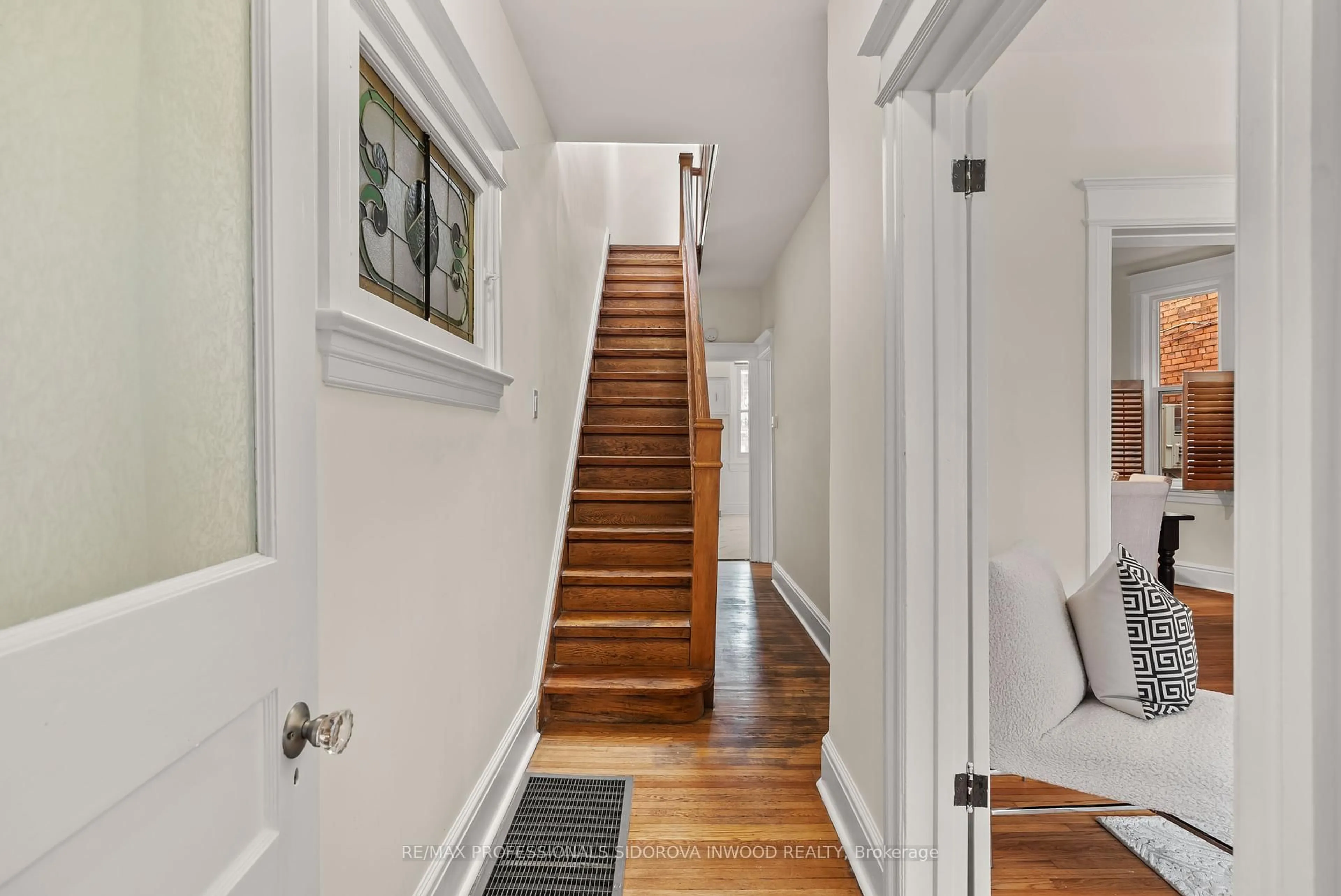 Indoor entryway for 39 Burnfield Ave, Toronto Ontario M6G 1Y4
