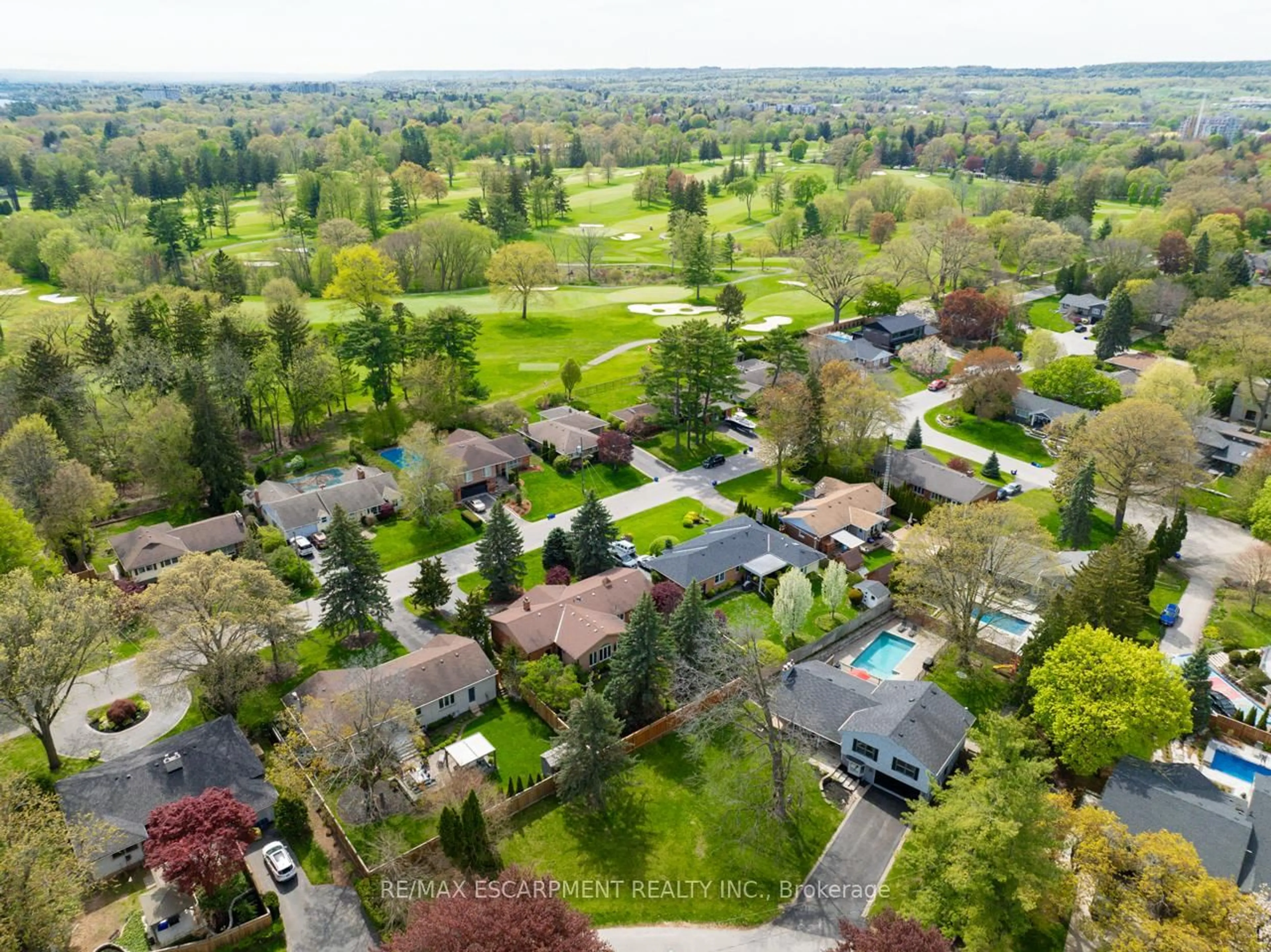 A pic from outside/outdoor area/front of a property/back of a property/a pic from drone, unknown for 585 Deborah Cres, Burlington Ontario L7T 2N2