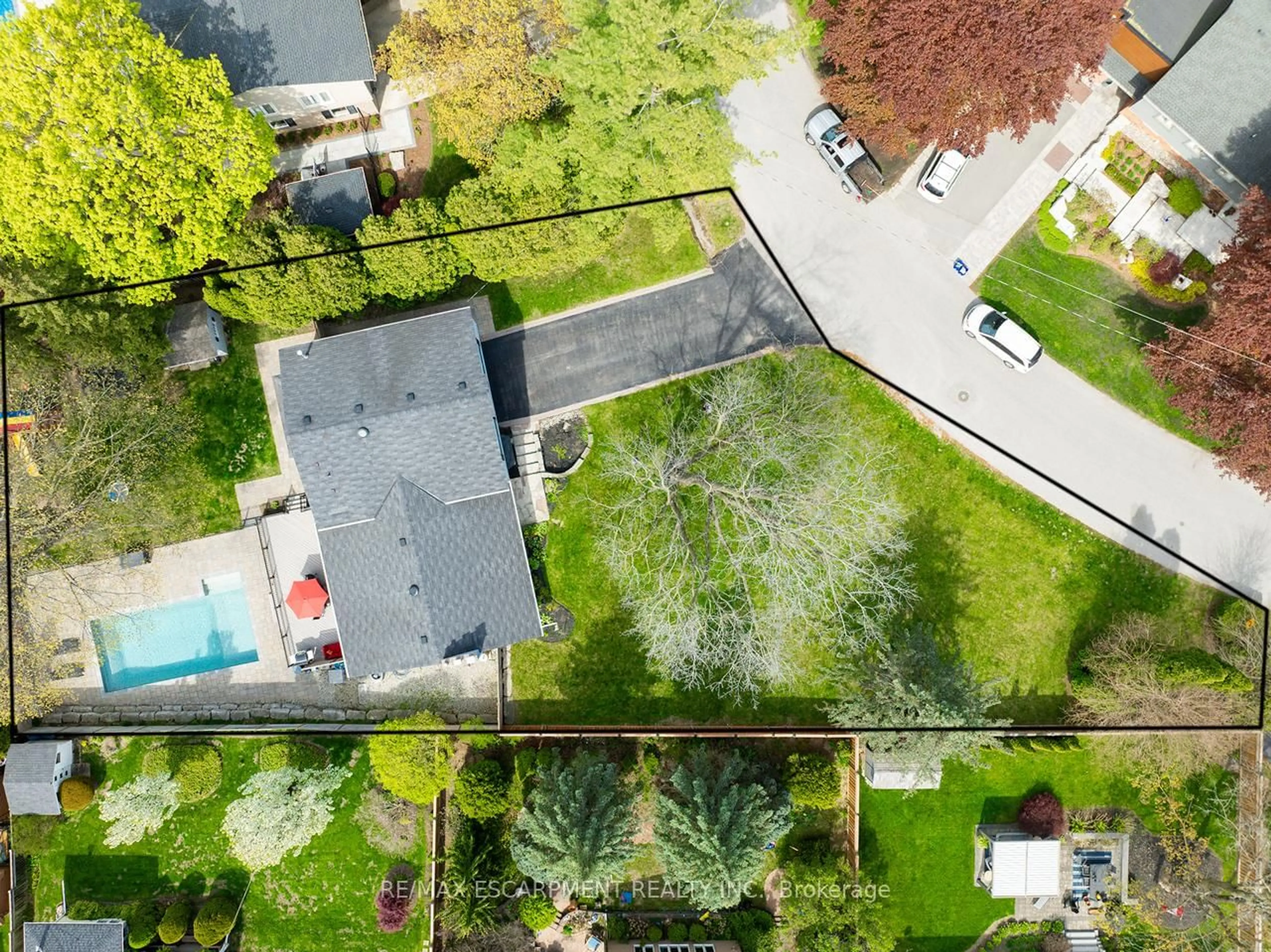 A pic from outside/outdoor area/front of a property/back of a property/a pic from drone, street for 585 Deborah Cres, Burlington Ontario L7T 2N2