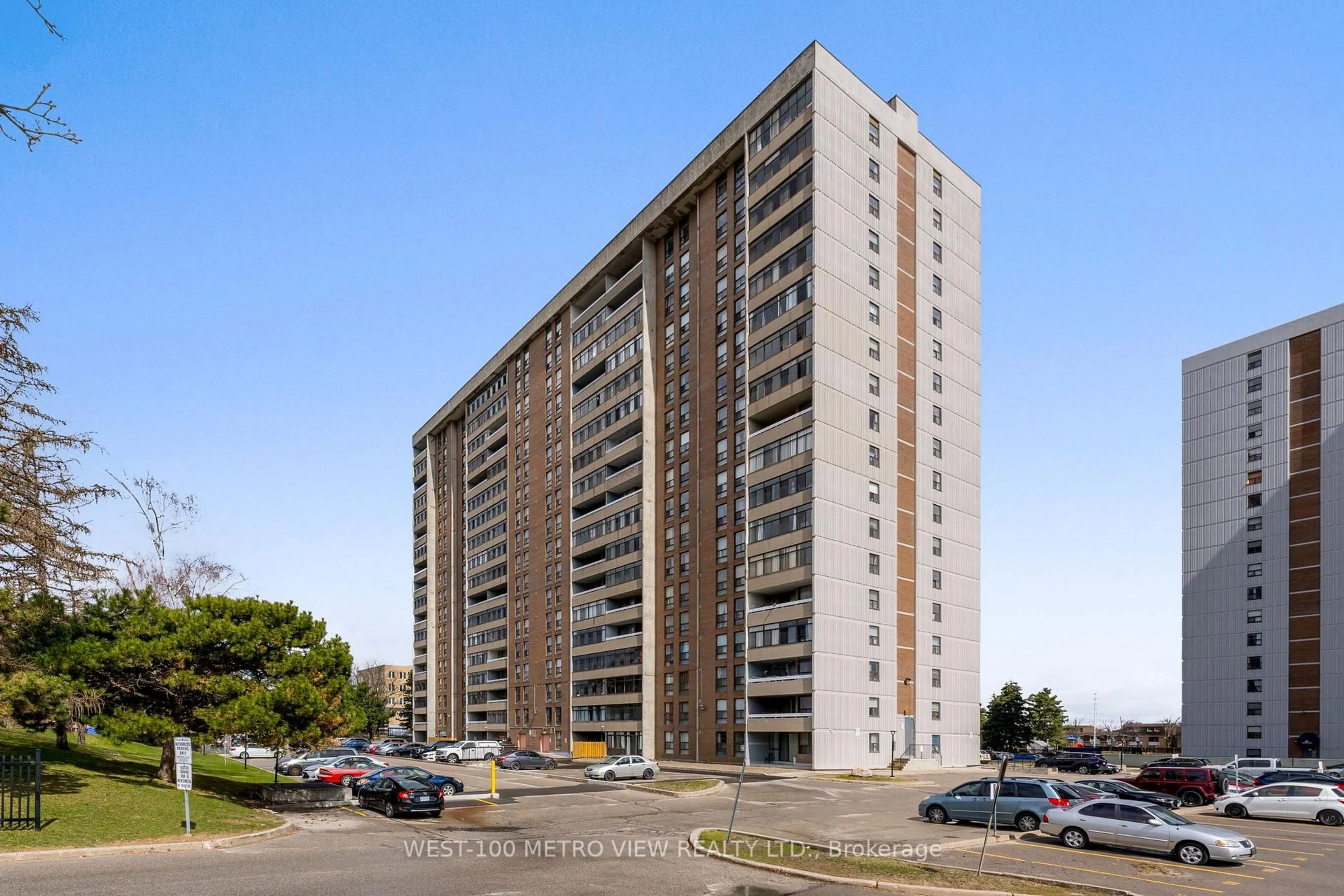 A pic from outside/outdoor area/front of a property/back of a property/a pic from drone, building for 15 Kensington Rd #908, Brampton Ontario L6T 3W2