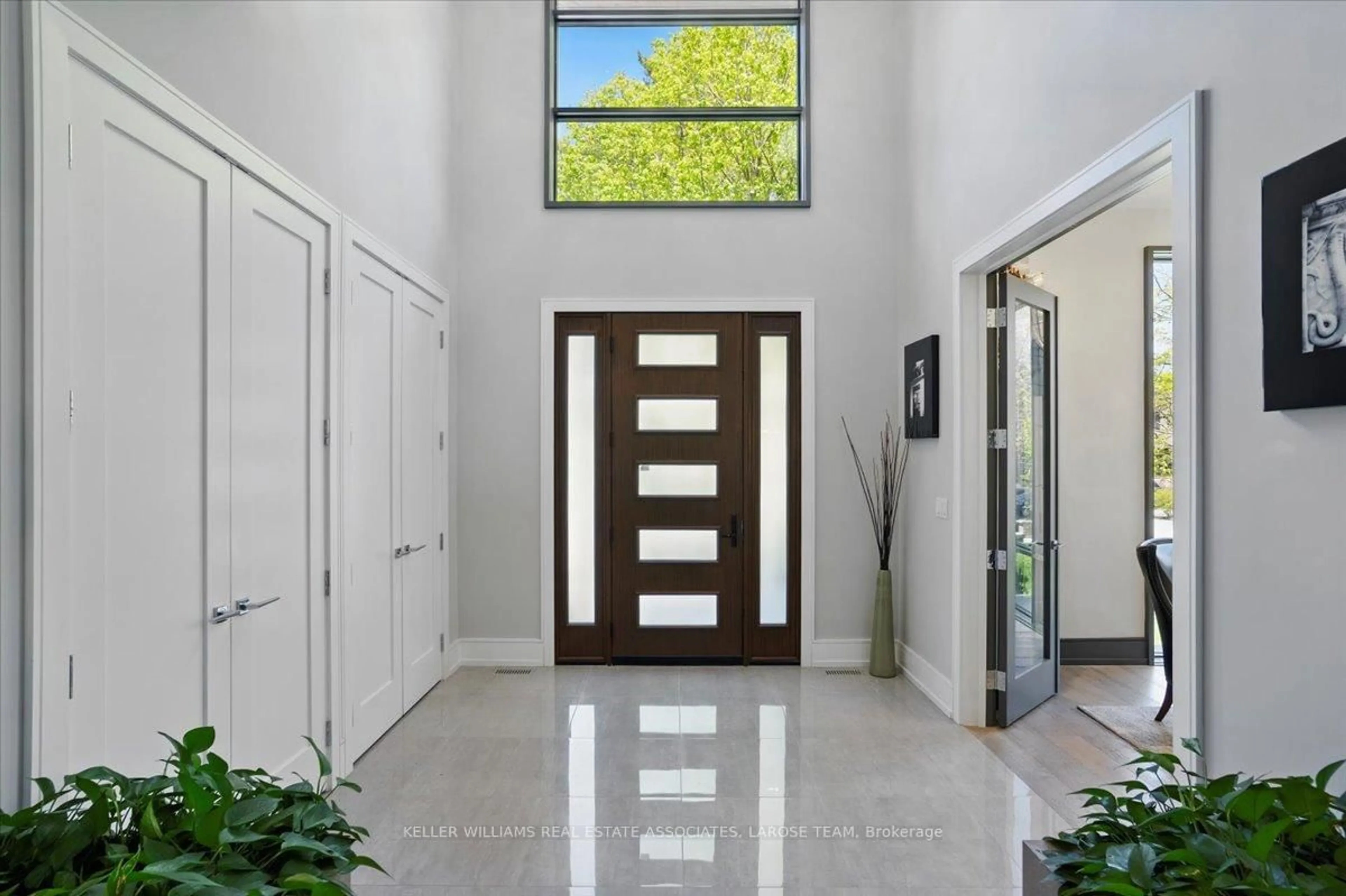 Indoor entryway for 16 Maple Ave, Mississauga Ontario L5H 2R6