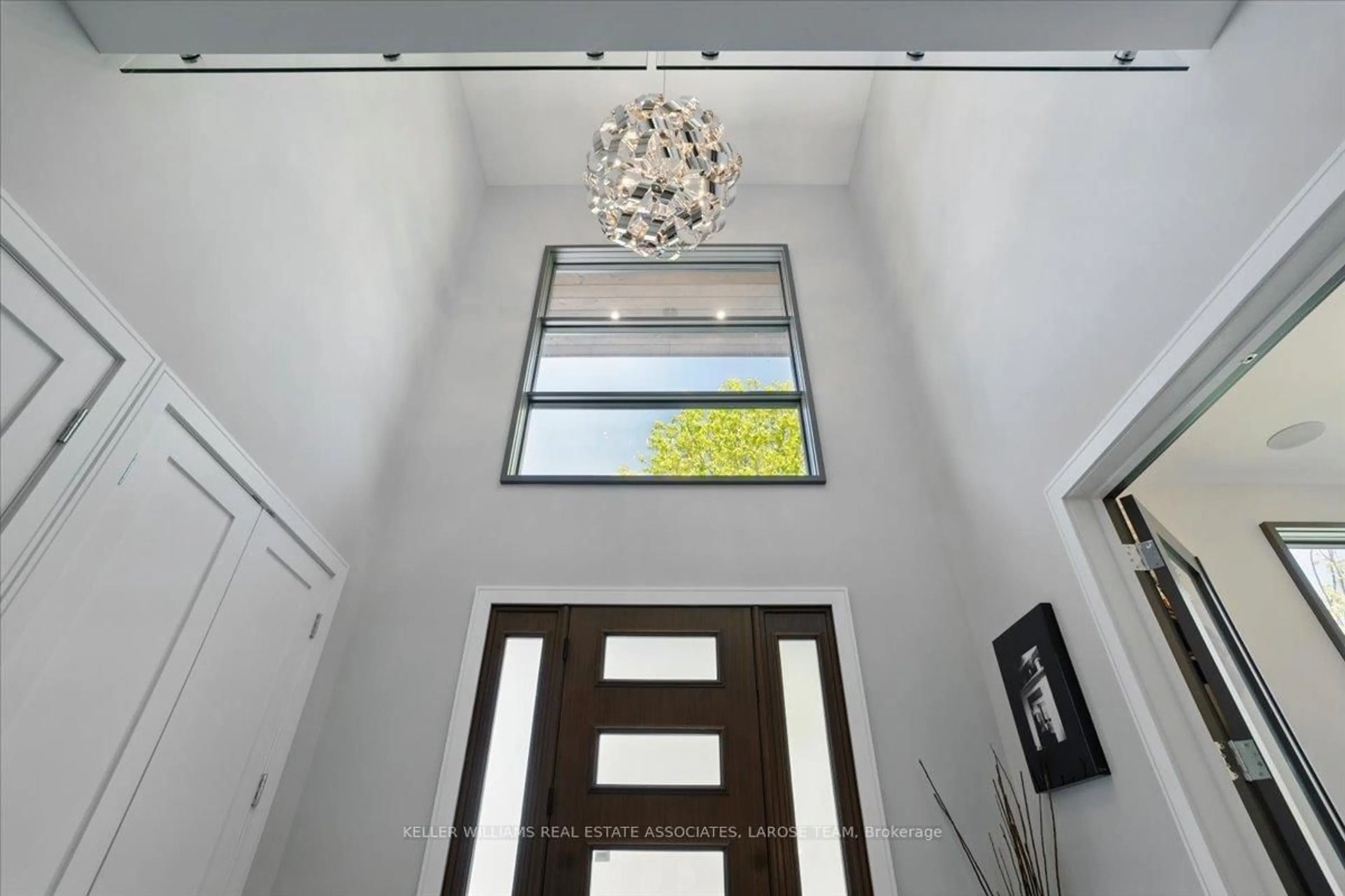 Indoor foyer for 16 Maple Ave, Mississauga Ontario L5H 2R6