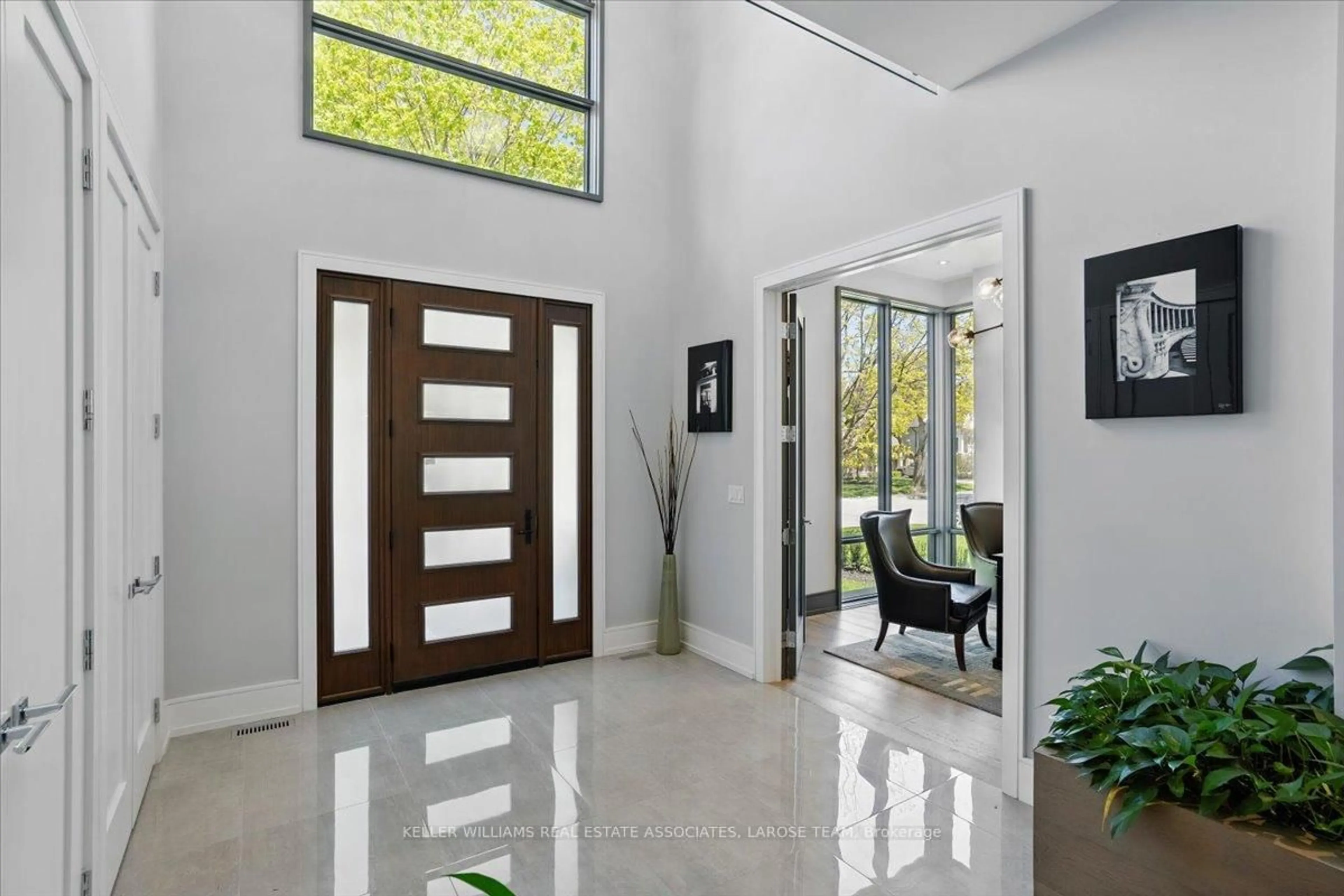 Indoor entryway for 16 Maple Ave, Mississauga Ontario L5H 2R6