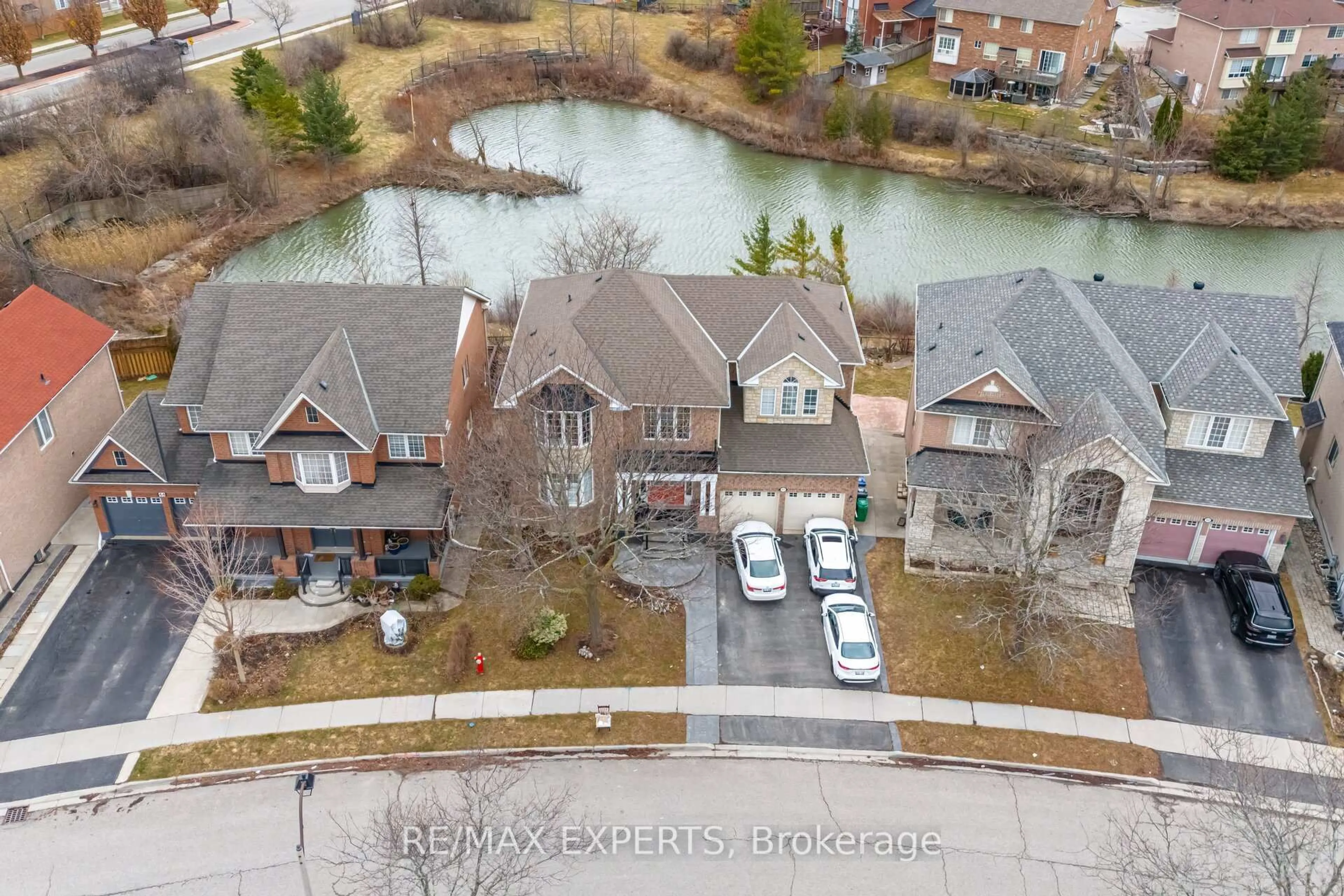 A pic from outside/outdoor area/front of a property/back of a property/a pic from drone, water/lake/river/ocean view for 42 Merlin Dr, Brampton Ontario L6P 1G1