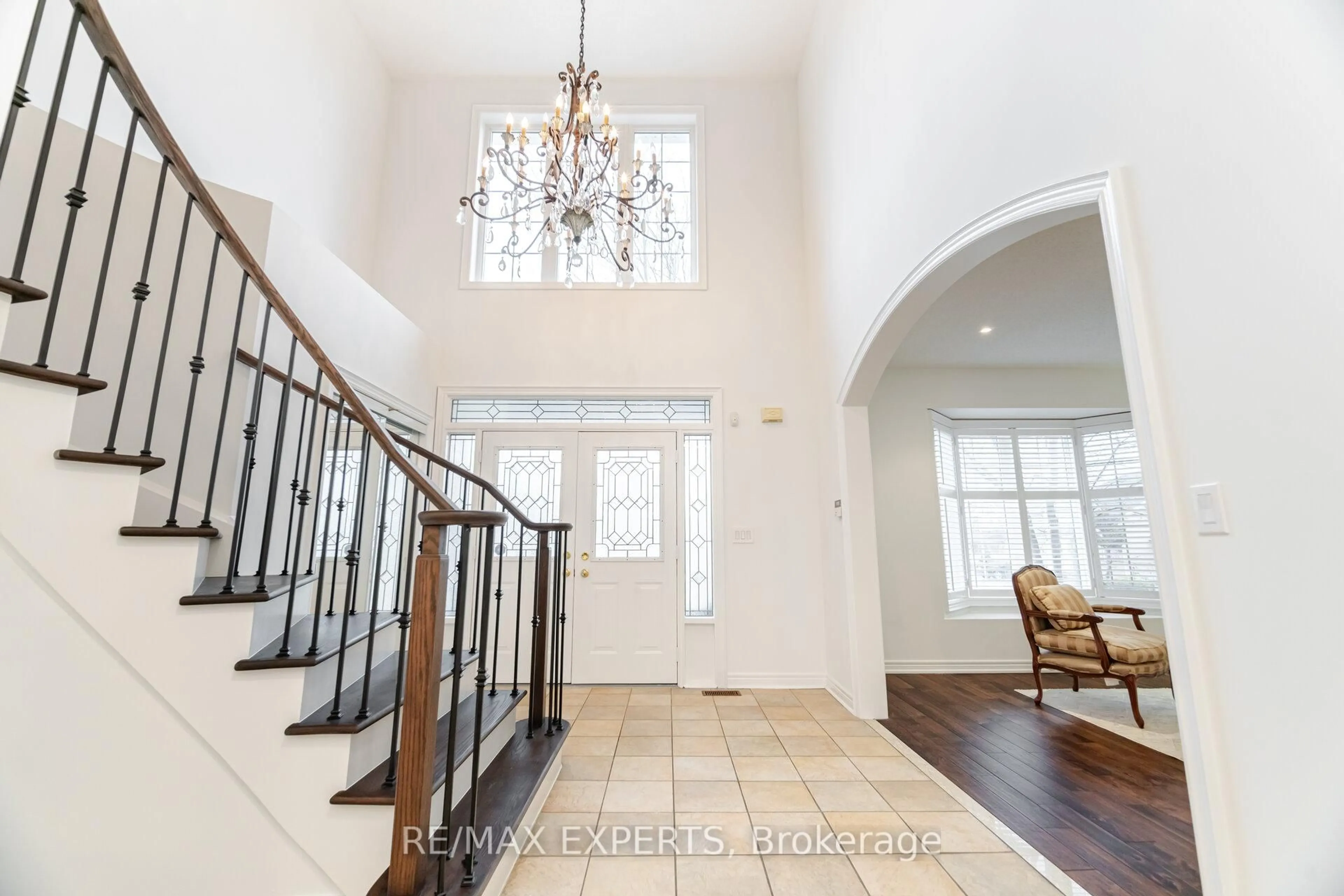 Indoor entryway for 42 Merlin Dr, Brampton Ontario L6P 1G1