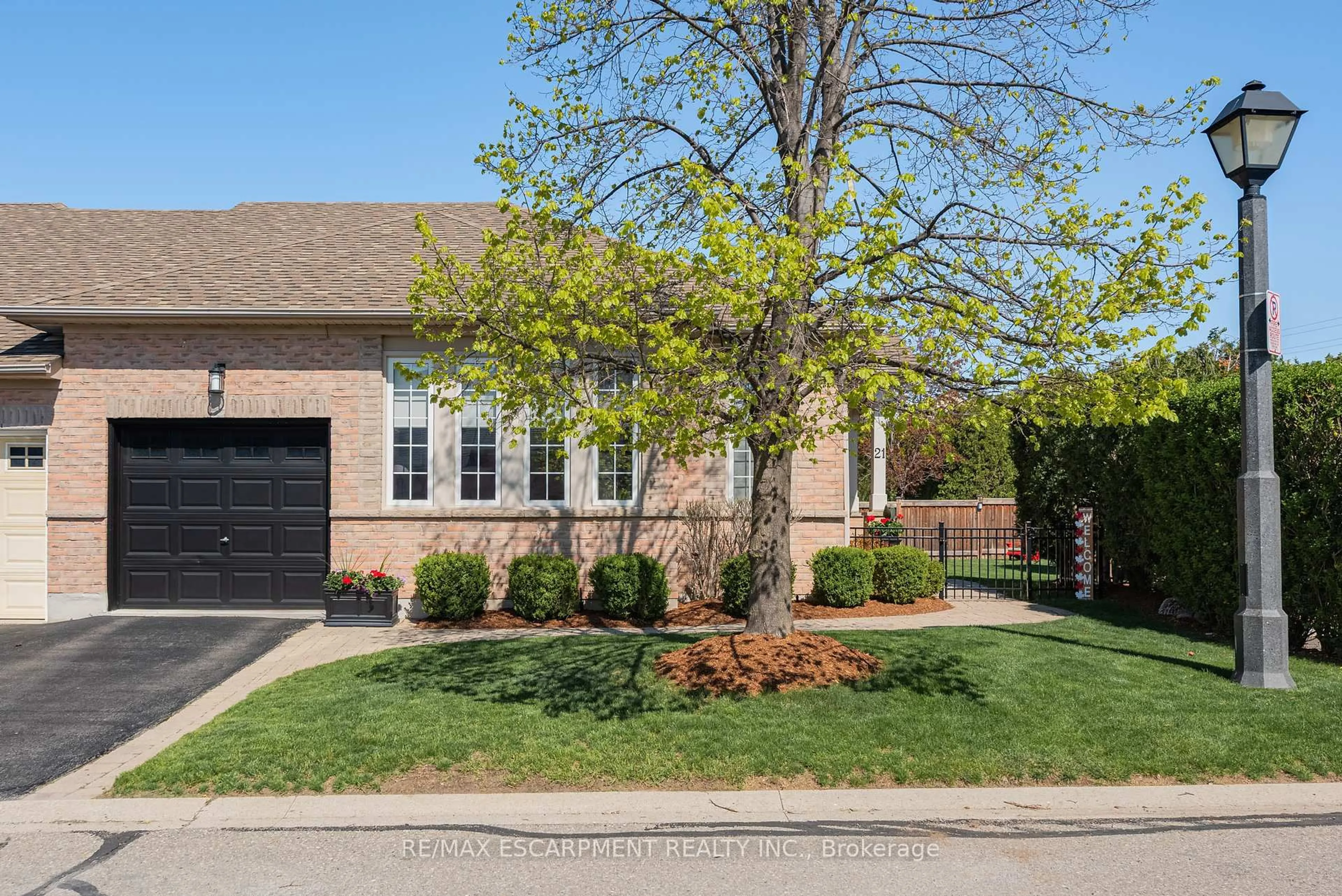 Home with brick exterior material, street for 2243 Turnberry Rd #21, Burlington Ontario L7M 4Y4