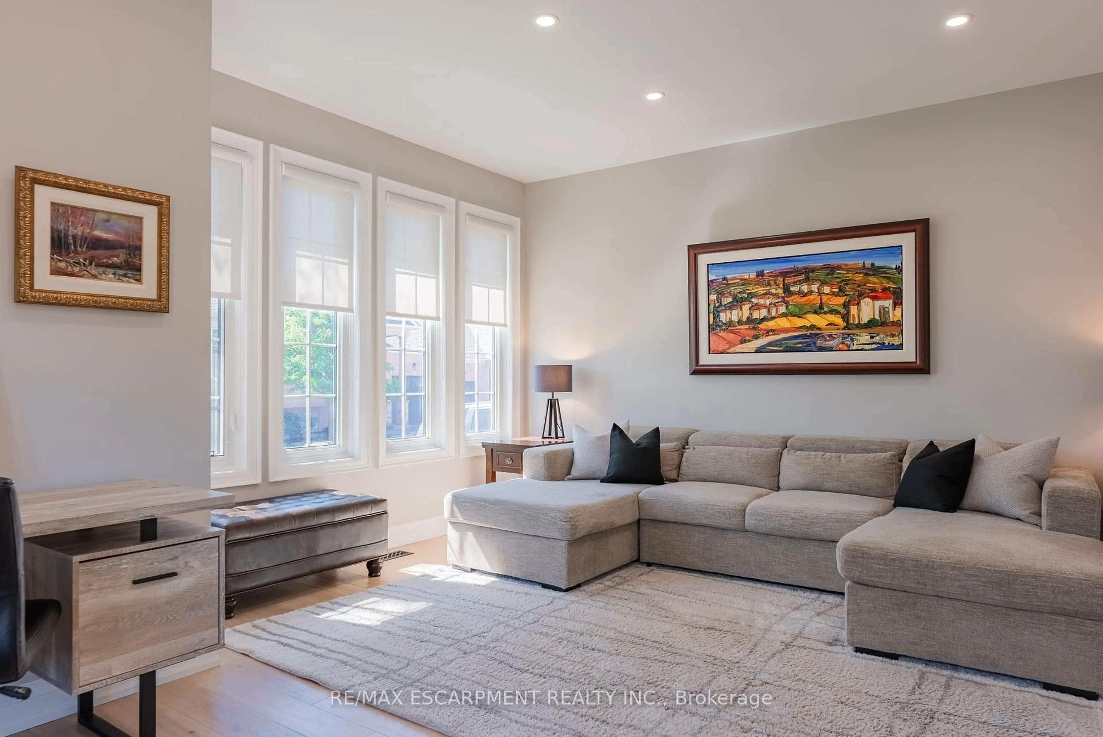 Living room with furniture, unknown for 2243 Turnberry Rd #21, Burlington Ontario L7M 4Y4