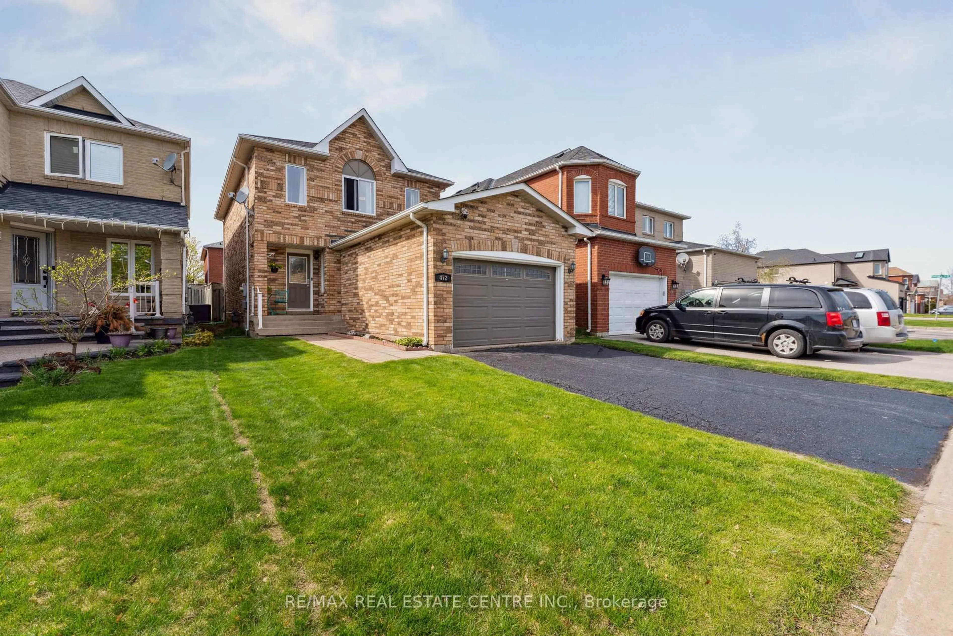 A pic from outside/outdoor area/front of a property/back of a property/a pic from drone, street for 472 Jay Cres, Orangeville Ontario L9W 4Y8