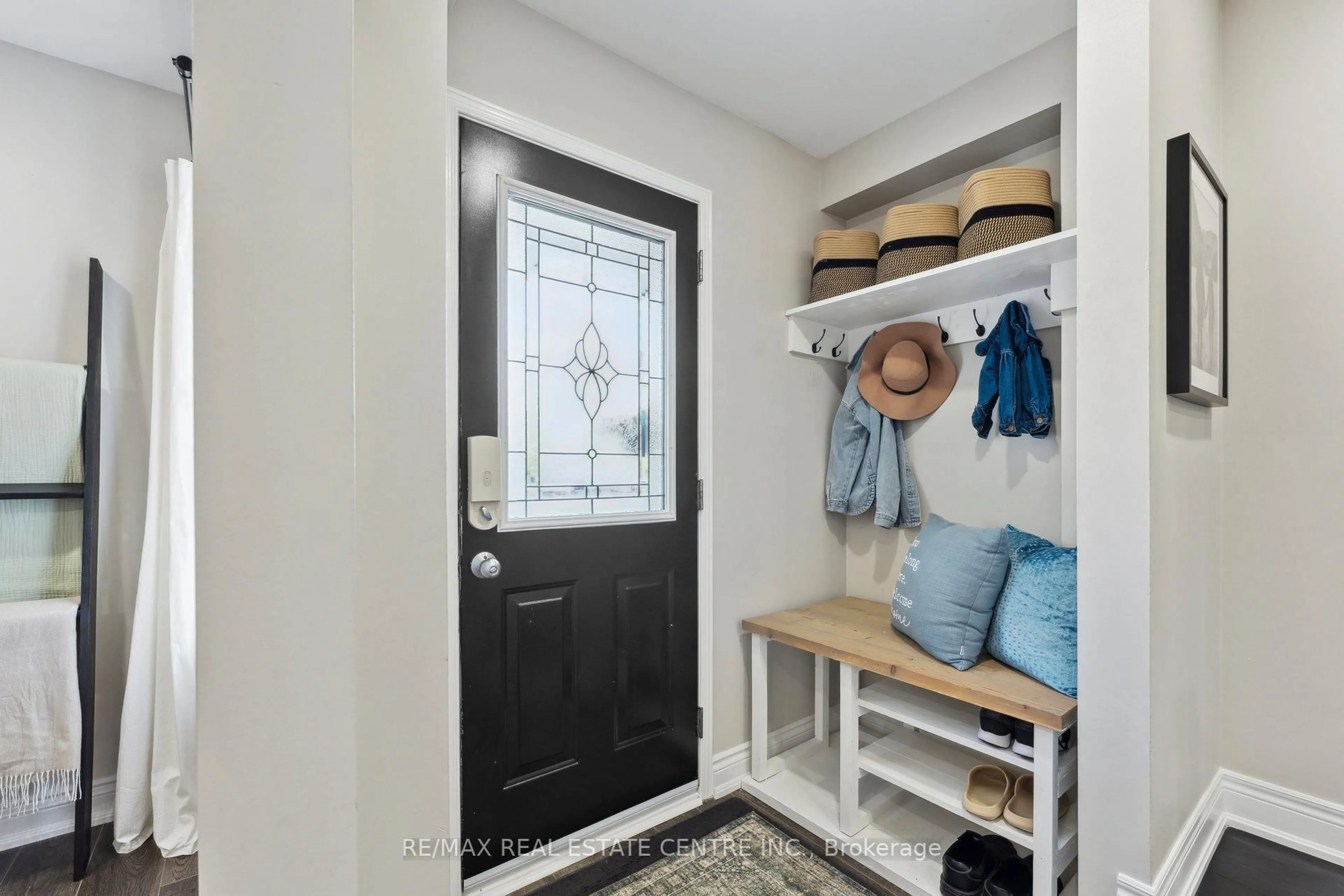 Indoor entryway for 472 Jay Cres, Orangeville Ontario L9W 4Y8